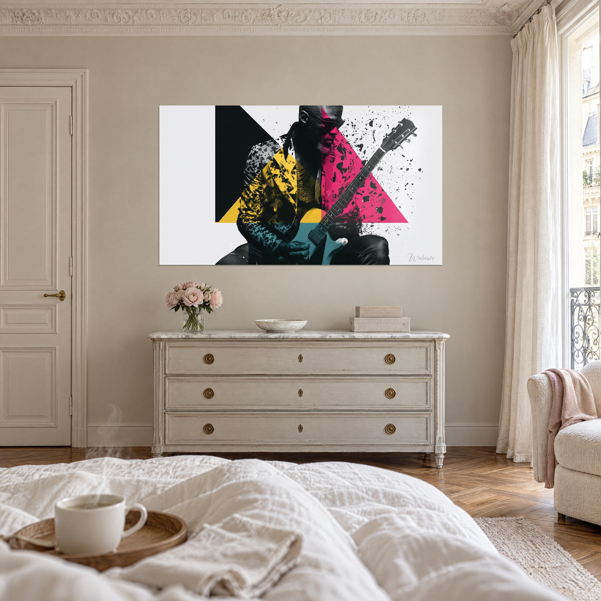 Cuadro bluesman con guitarra turquesa, triángulo rosa vivo y chaqueta amarilla moteada, sobre una cama en un dormitorio luminoso