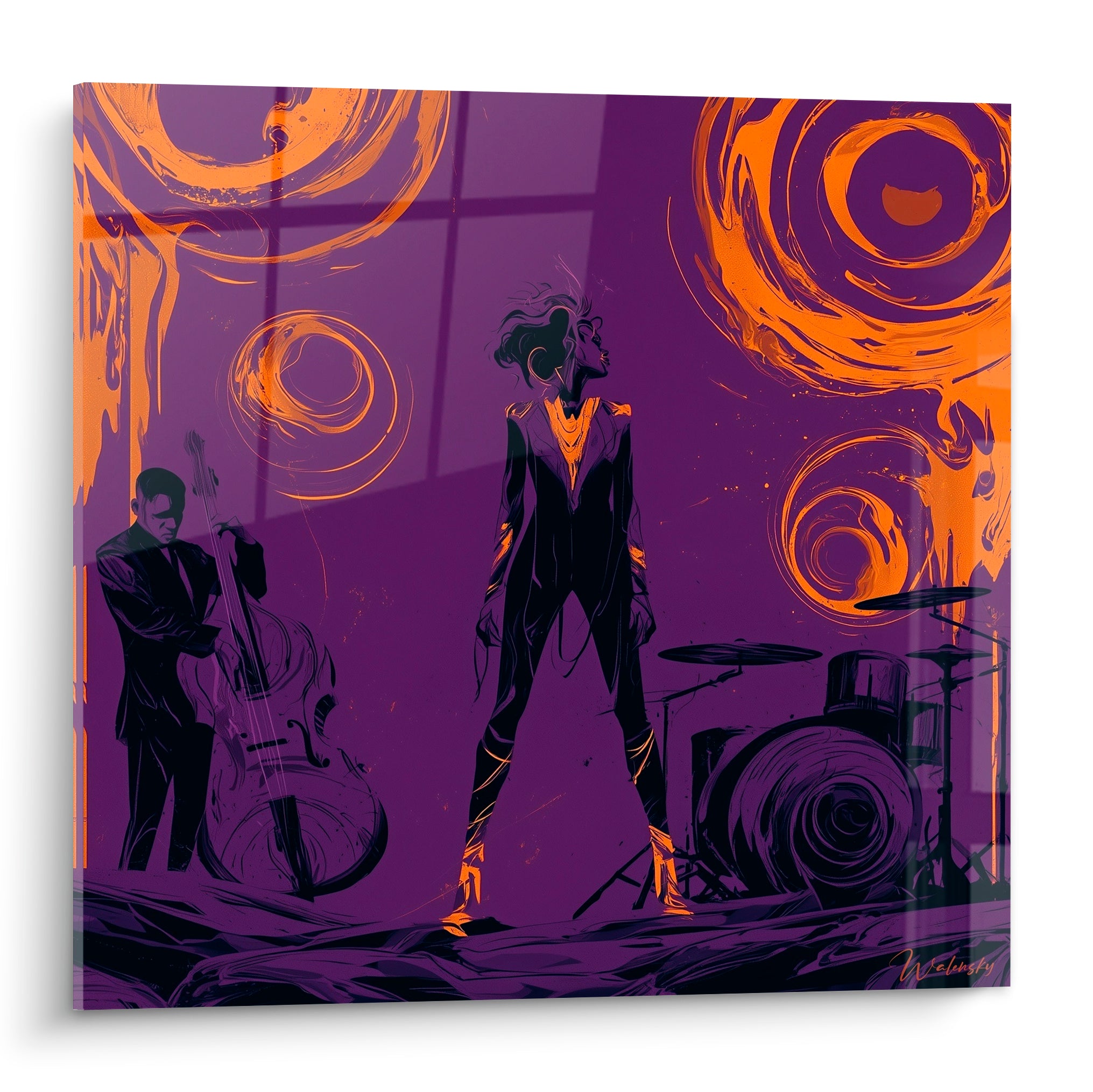 Chanteuse en tailleur noir devant contrebassiste et batterie, fond violet et tourbillons orange vibrants