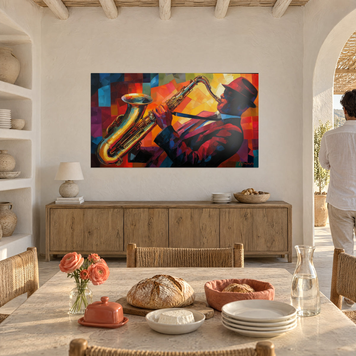 Gemälde eines Jazzinstrumentalisten im dunklen Profil, goldenes Saxophon und orange-purpurnes Schachbrett, Paar von hinten nahe einem gedeckten Tisch