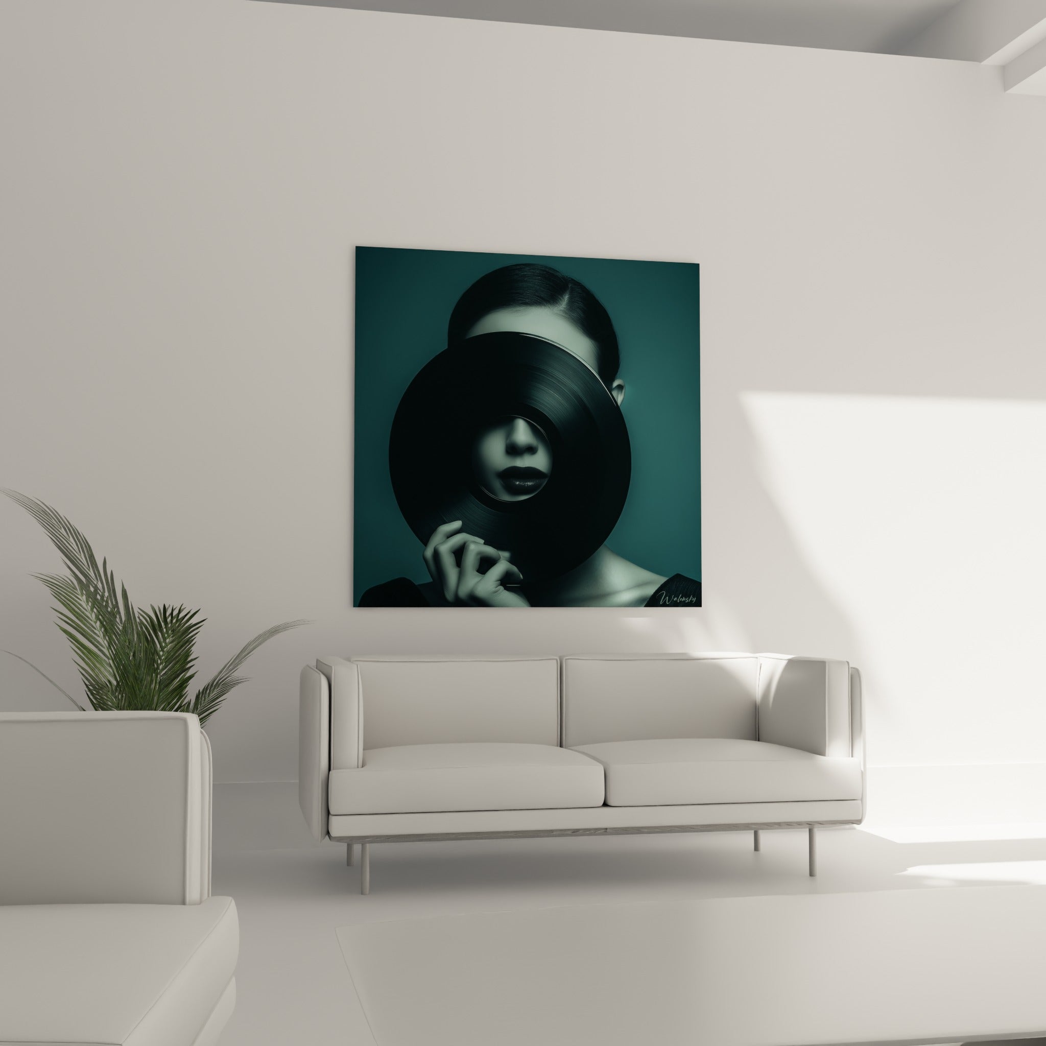 Femme voilée d'un vinyle anthracite dans ce tableau Musique, au-dessus d'un canapé dans un salon lumineux