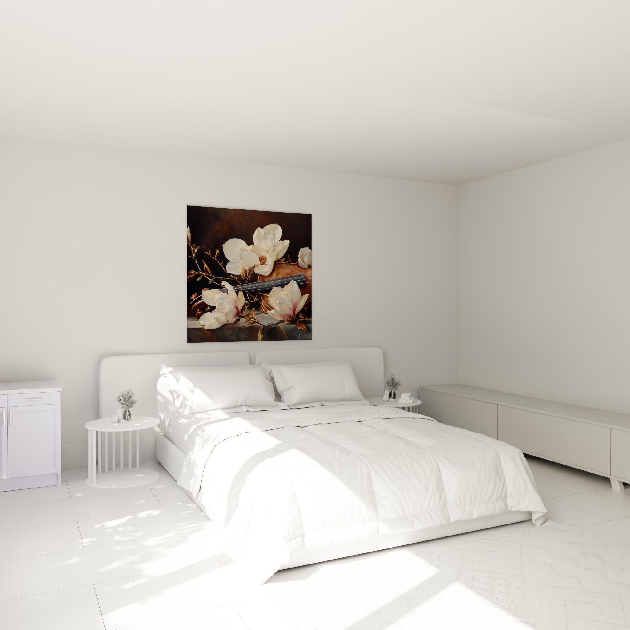 Magnolias blancs et violon fauve accrochés au-dessus d'un lit dans une chambre claire et épurée