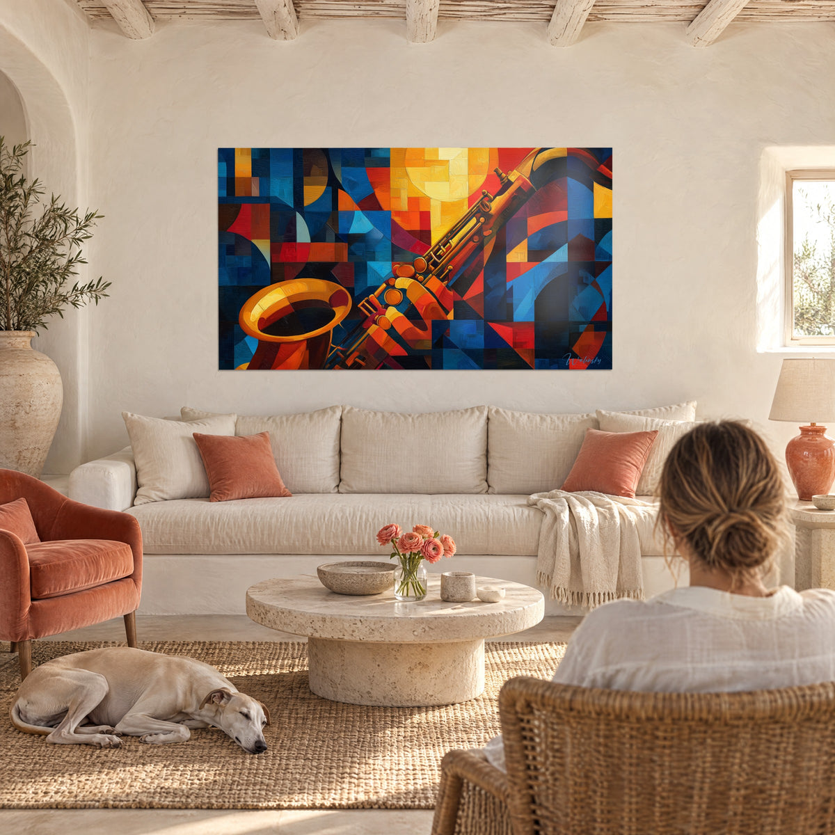 Gemälde Kubistisches Saxophon mit blauen und roten Facetten, geöffneter goldener Schalltrichter, über einem Sofa in einem hellen Wohnzimmer aufgehängt