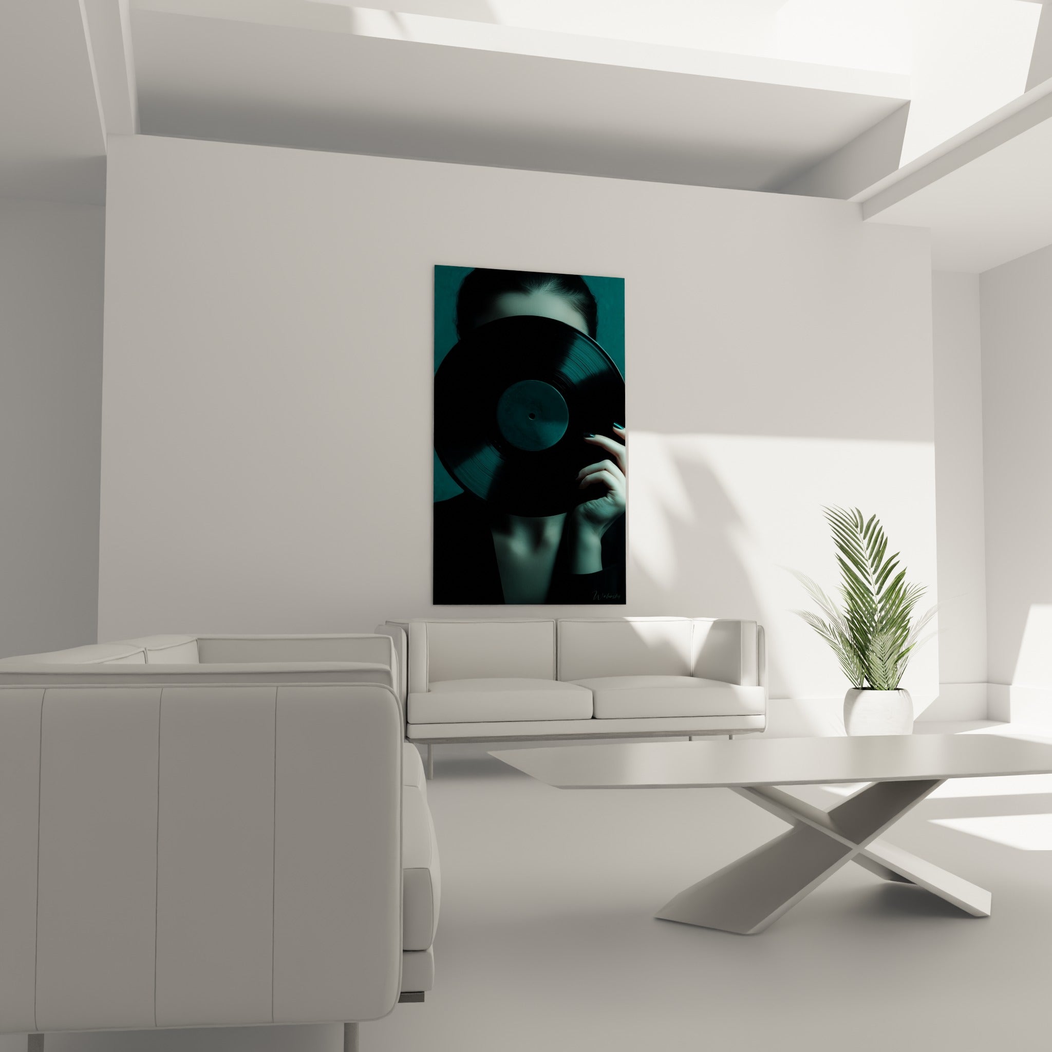 Disque vinyle anthracite devant un visage sur fond turquoise, au-dessus d'un canapé dans un salon lumineux