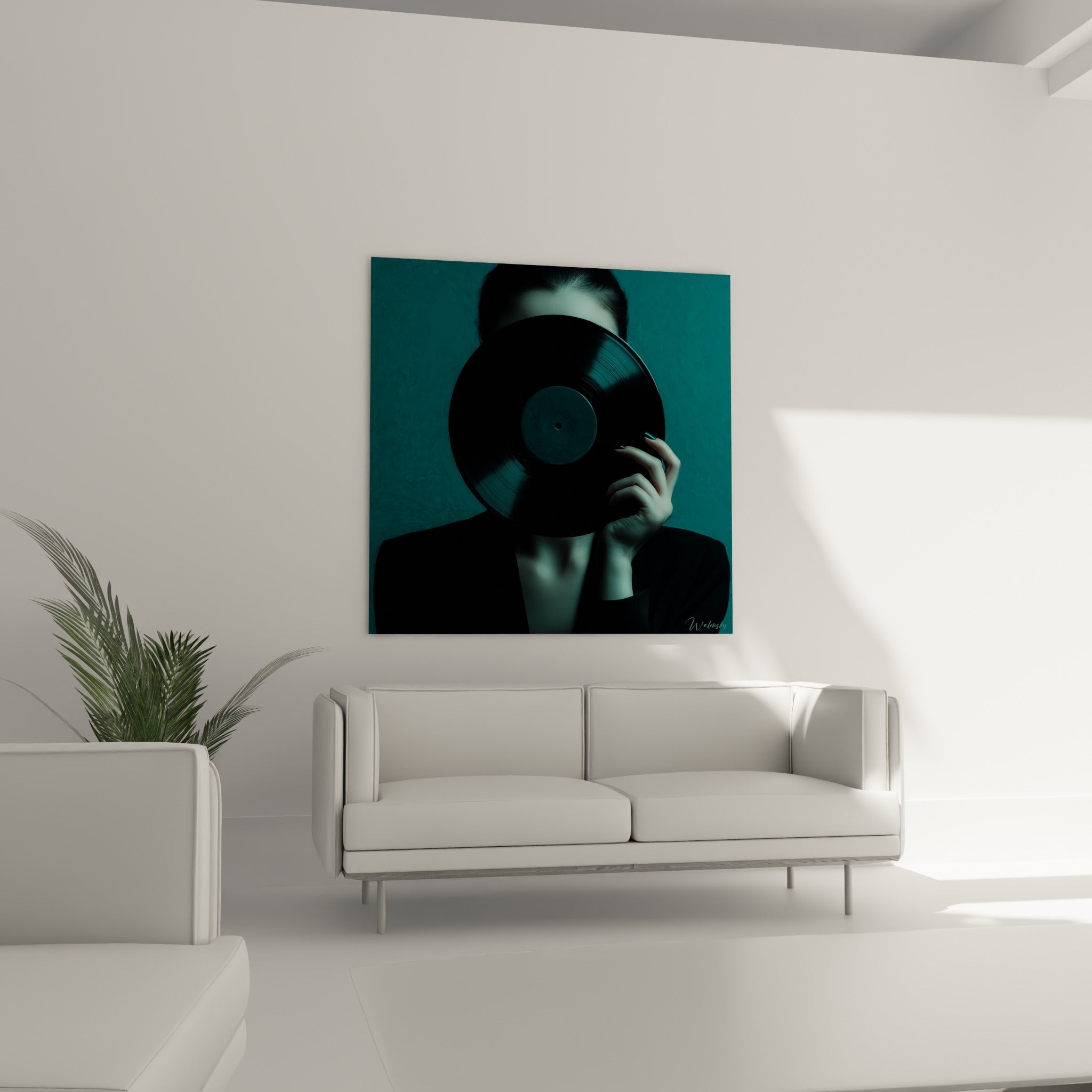 Vinyle sombre et main aux ongles émeraude illustrant la musique, au-dessus d'un canapé dans un salon lumineux