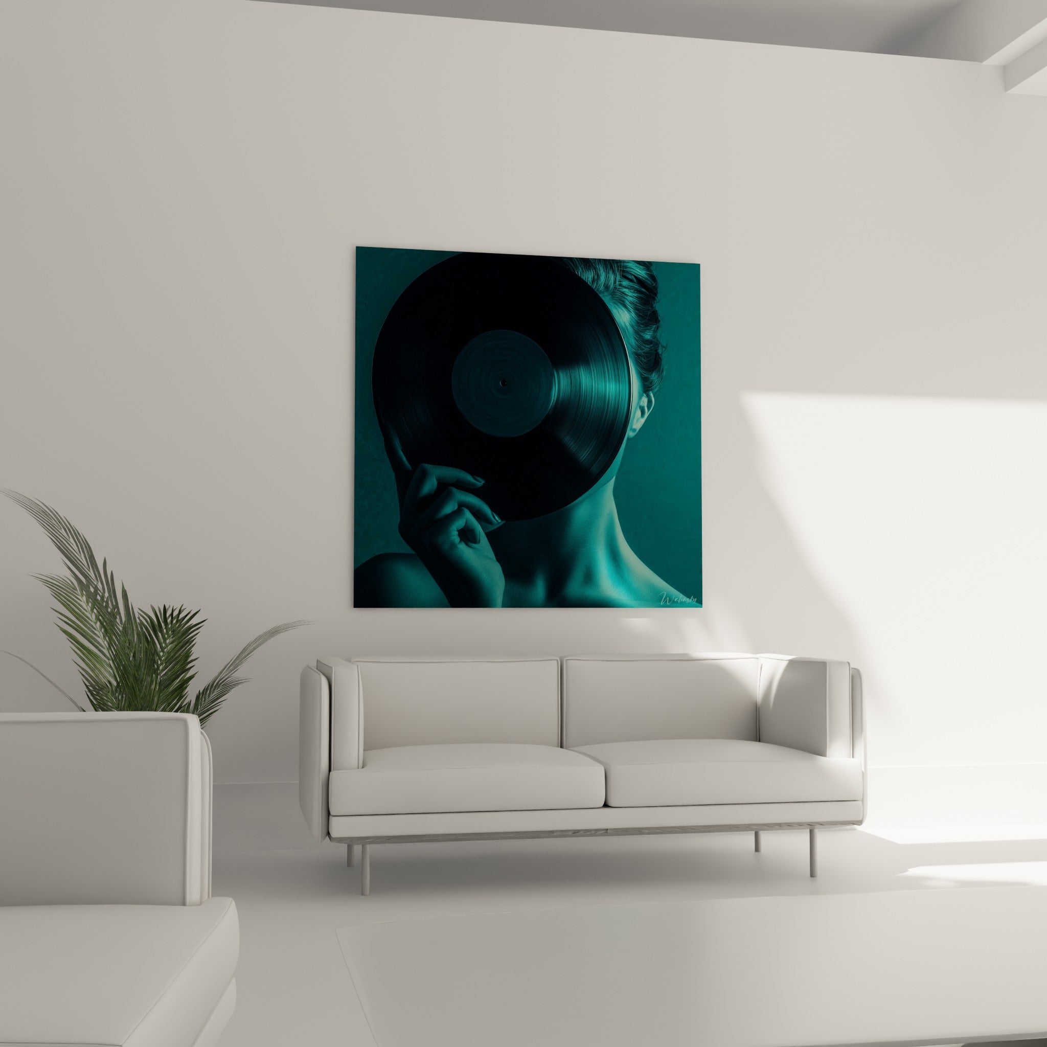 Disque vinyle Musique aux reflets turquoise devant un visage bleu pétrole, au-dessus d'un canapé dans un salon lumineux