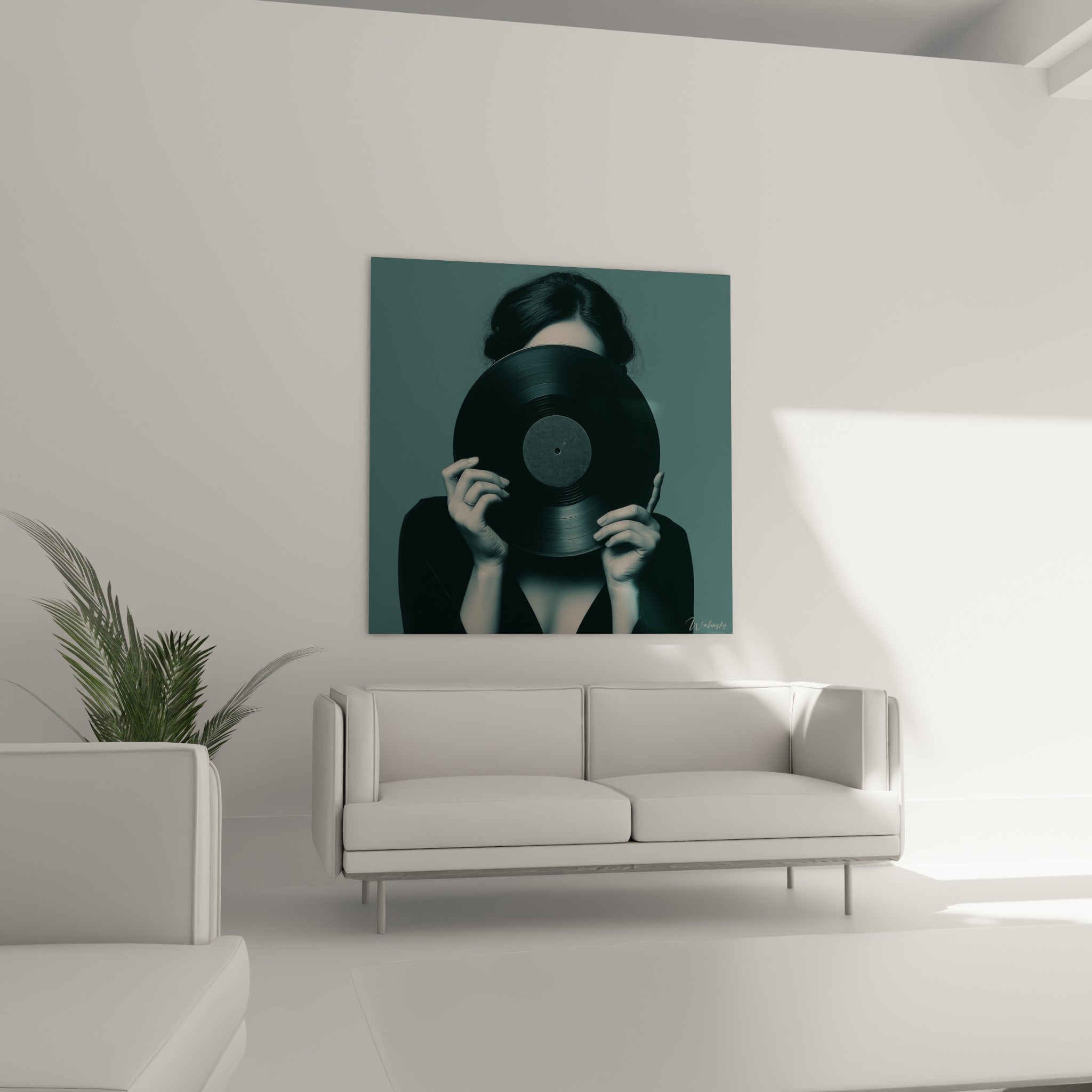 Portrait Musique aux mains levées tenant un disque anthracite, au-dessus d'un canapé dans un salon lumineux.