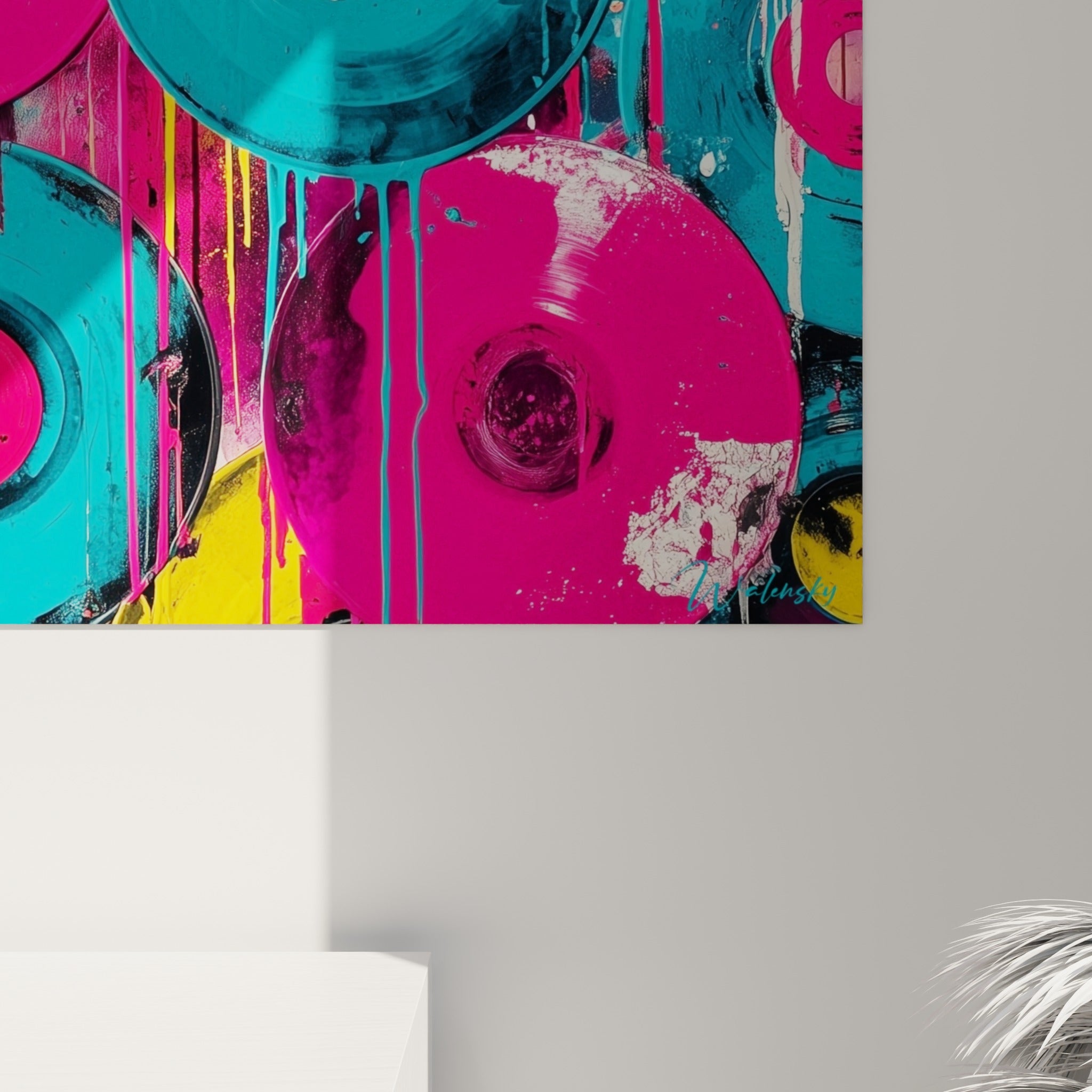 Coulures épaisses de peinture rose et turquoise révèlent le grain de ce tableau Musique en gros plan