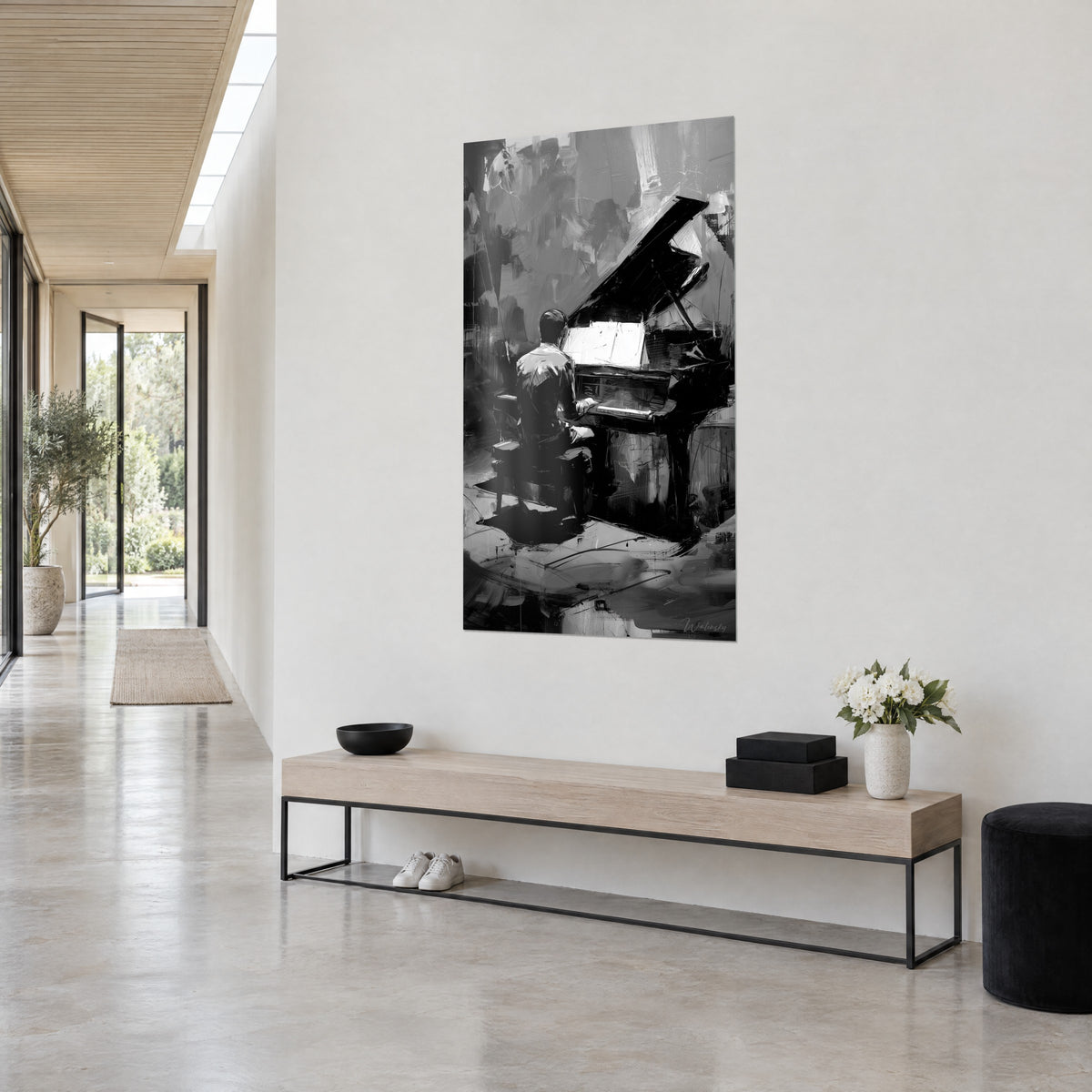 Quadro musicista curvo su un grande pianoforte a coda, pennellate grigie e nere, parete bianca e panca in legno chiaro, in un corridoio di casa