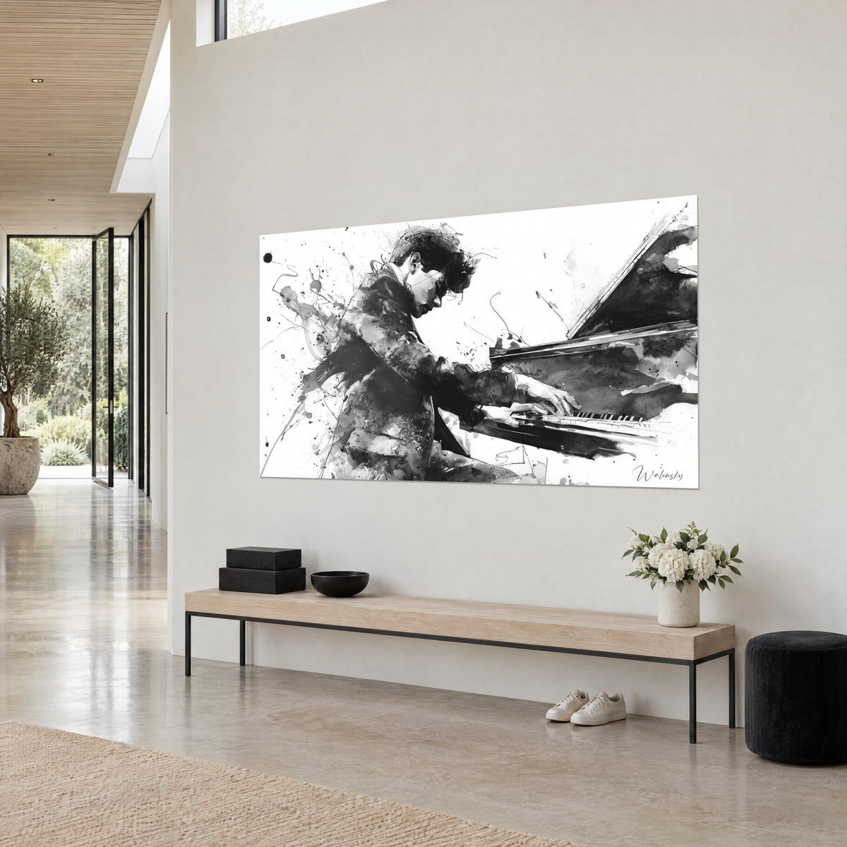 Quadro di un musicista concentrato al pianoforte a coda, inchiostro nero, grigi profondi, sfondo bianco e schizzi, visto di tre quarti alla parete