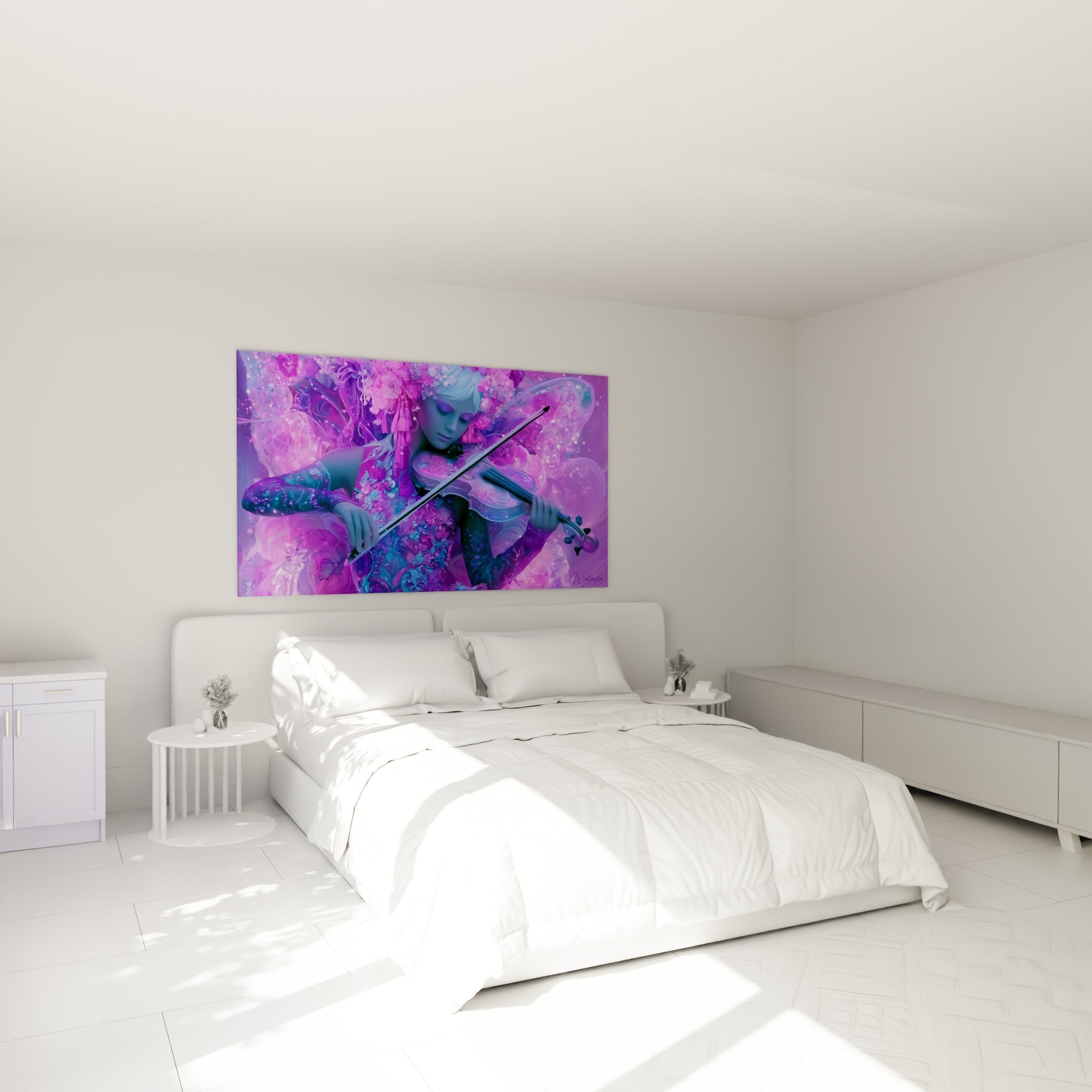 Musicienne mauve et turquoise jouant du violon, accrochée au-dessus d'un lit dans une chambre claire