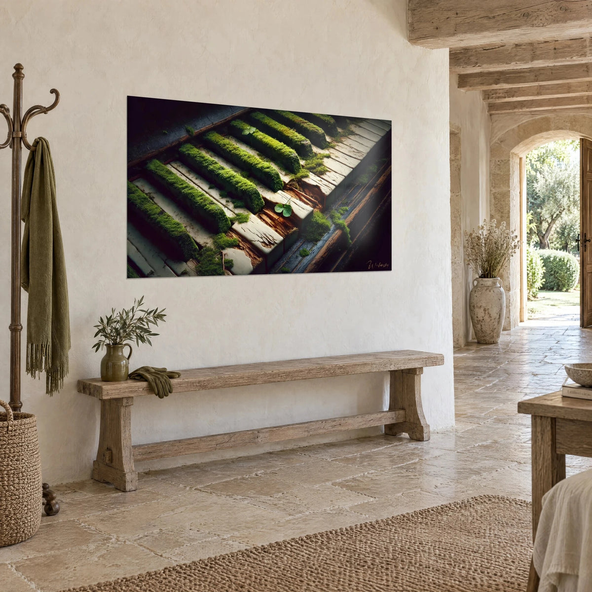 Tableau clavier ancien couvert de mousse émeraude, touches ivoire fendues et bois sombre, vue de trois-quarts, maison de pierre