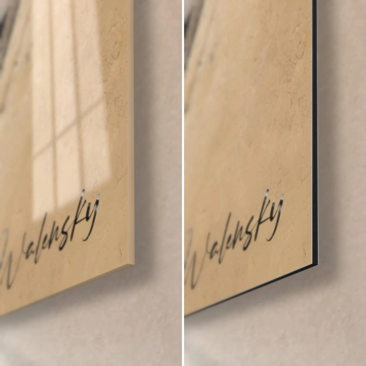 Tableau musicienne au violoncelle ambré, coin bas droit : signature noire sur fond beige, verre brillant à gauche, Dibond mat à droite