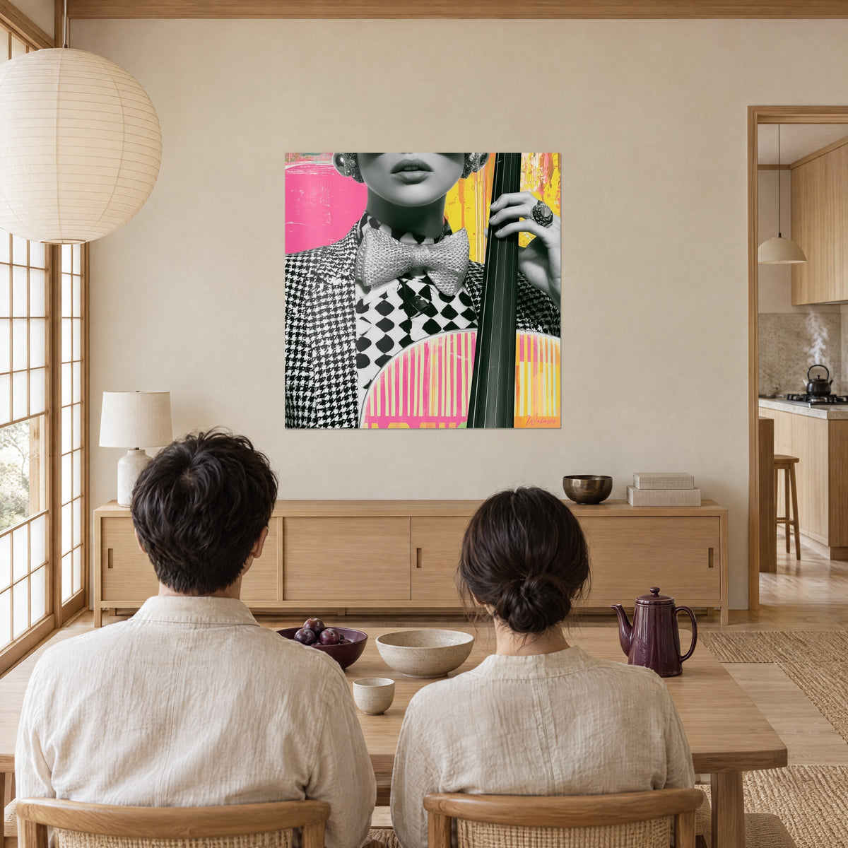 Schilderij cellistportret in zwart-wit, gezette ring, fuchsia roze en gele accenten, tegenover een koppel van achteren in de eetkamer