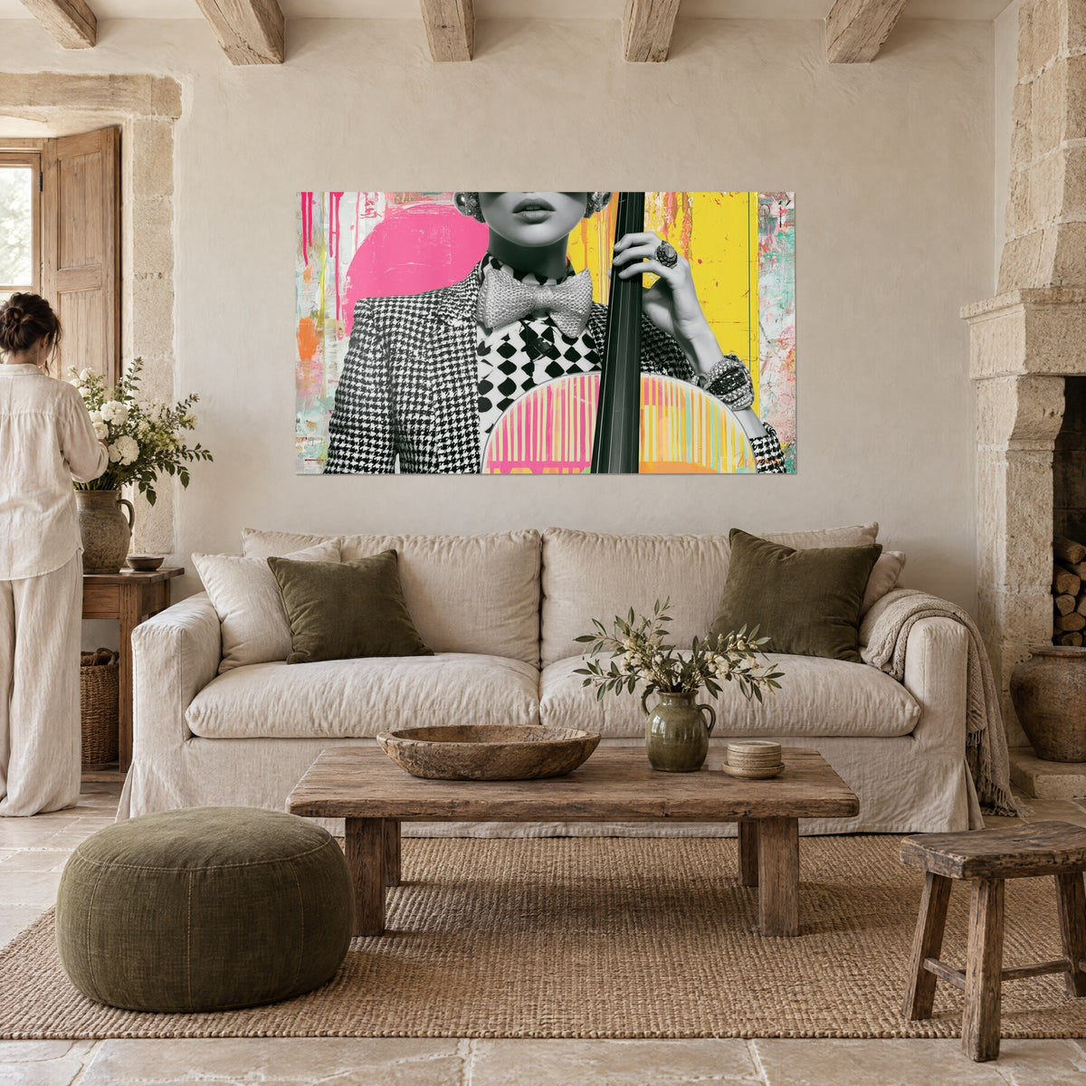 Cuadro contrabajista con chaqueta de pata de gallo en blanco y negro, gran disco fucsia y fondo amarillo, sobre un sofá en un salón luminoso