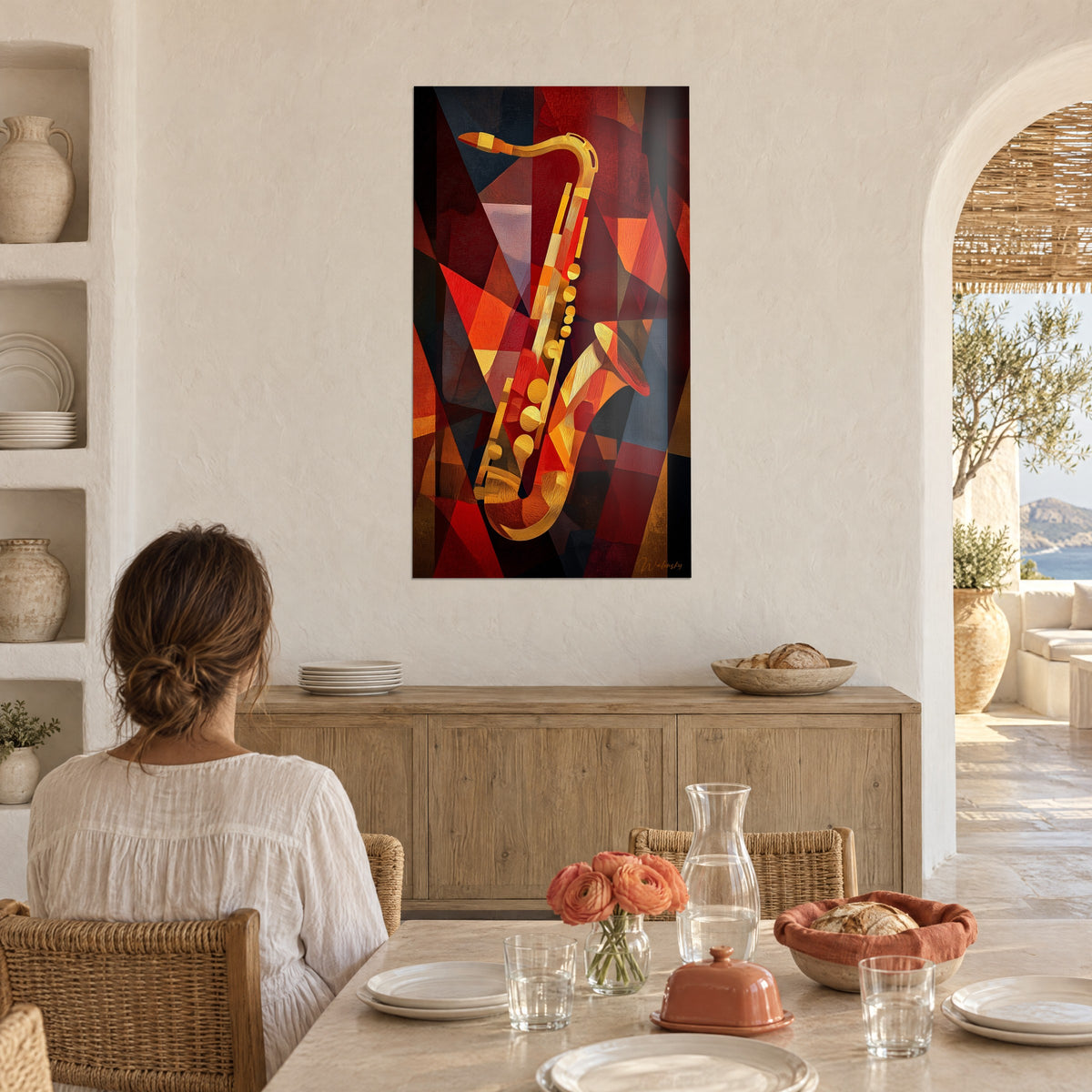Quadro campana di sassofono lucente tra campiture bordò e blu ardesia, donna seduta di spalle a un tavolo vicino a un arco bianco