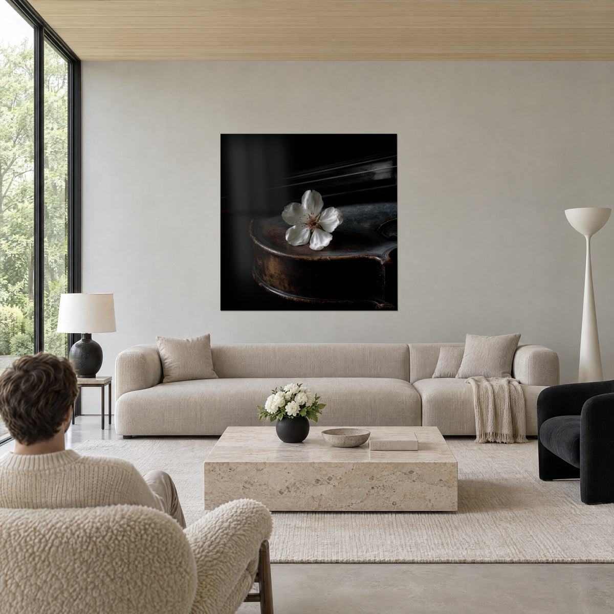 Tableau fleur de cerisier blanche posée sur un violon sombre, pétales ivoire, bois brun, au-dessus d'un canapé dans un salon lumineux