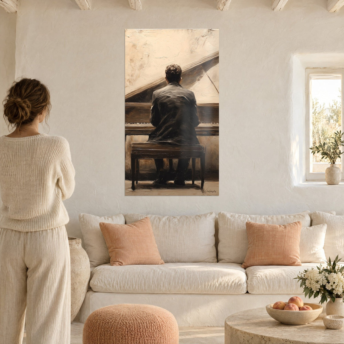 Quadro Pianista di spalle sul suo sgabello, giacca nera, coperchio sollevato su fondo beige crema, sopra un divano in un soggiorno luminoso