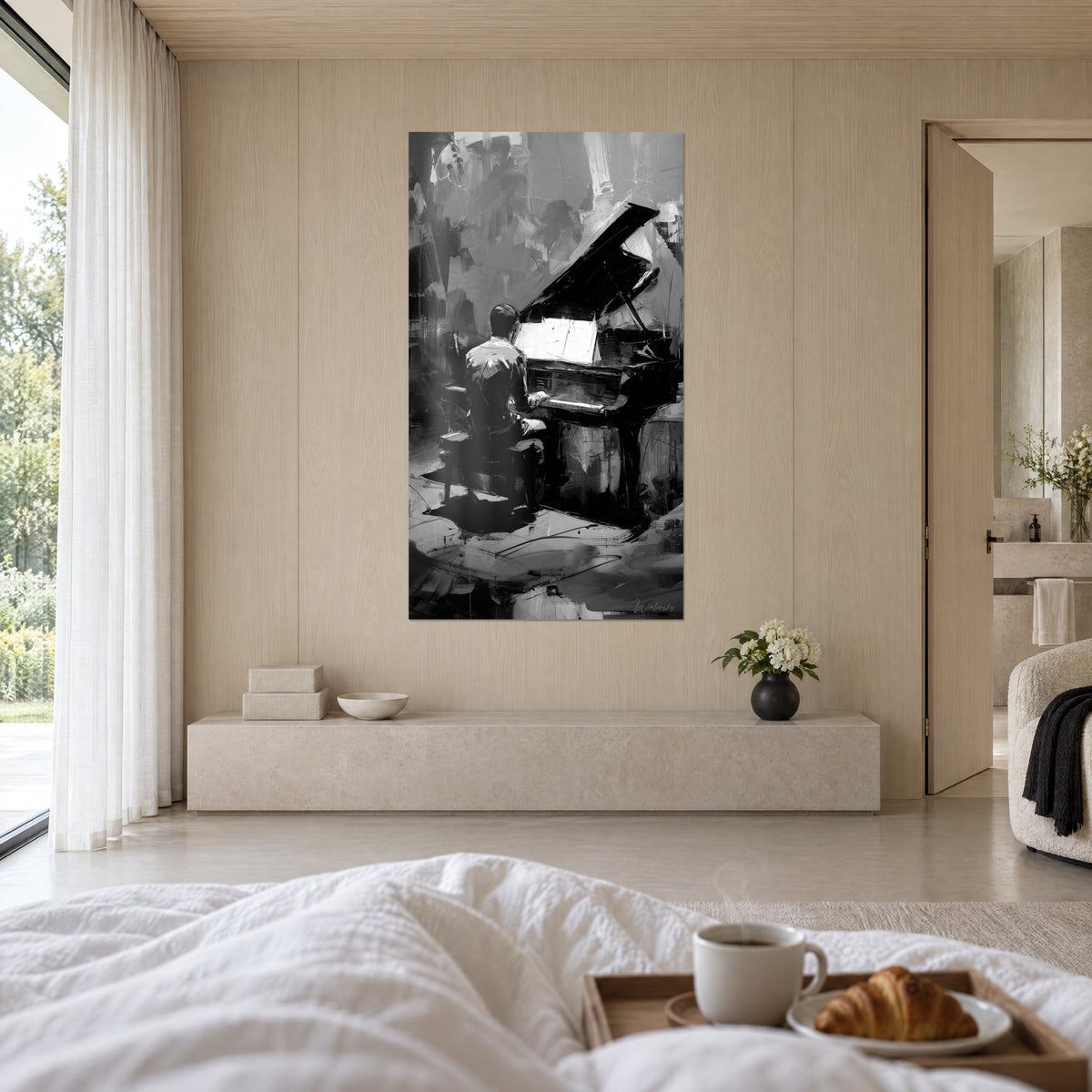 Quadro recital intimo di un pianista di spalle, inchiostro nero e grigio perla, parete beige in legno chiaro, sopra un letto in una camera luminosa
