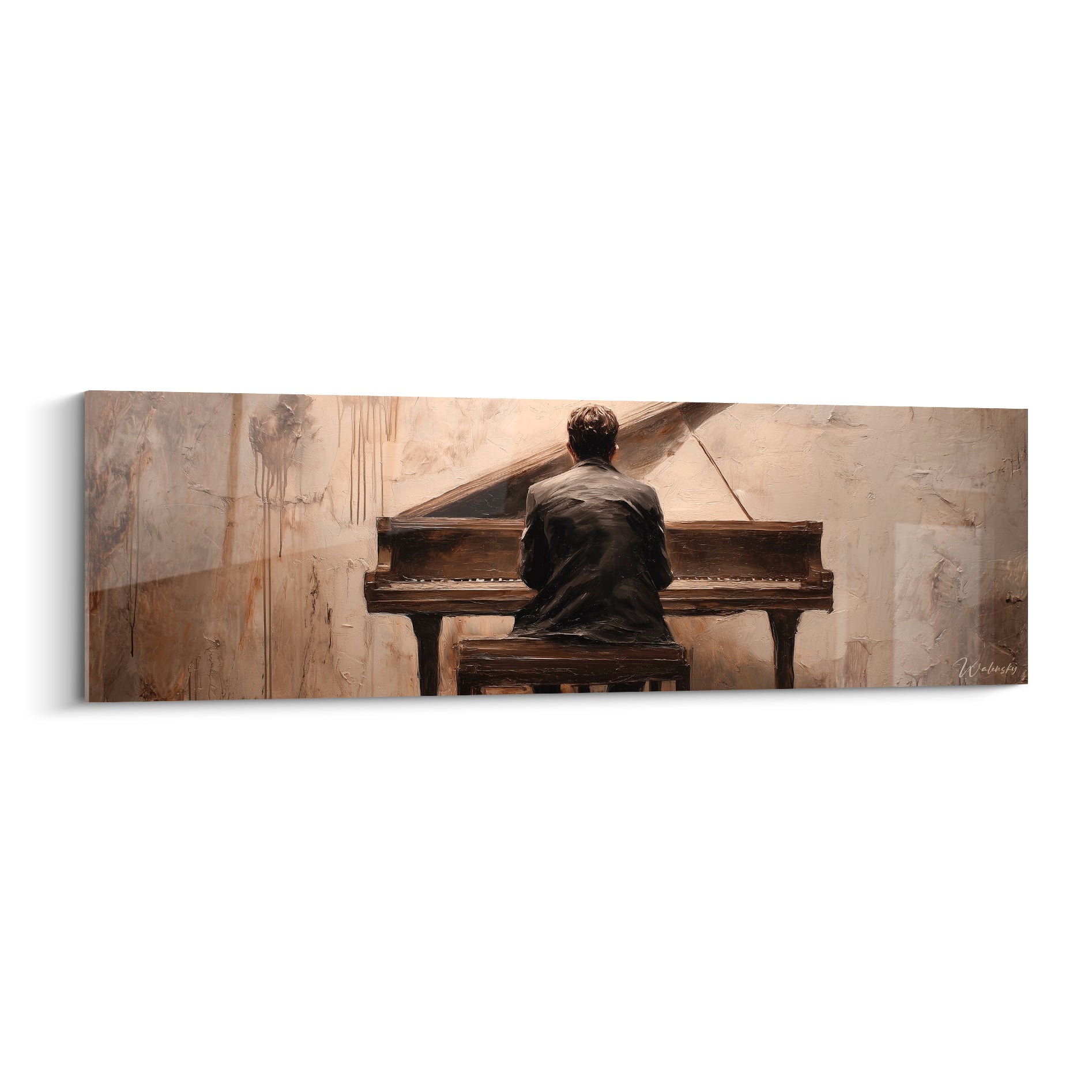 Musique : pianiste de dos en costume anthracite, piano brun, fond beige patiné aux coulures