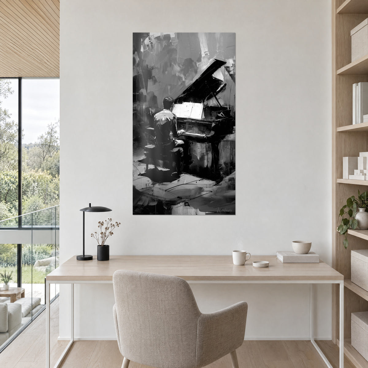 Quadro artista che suona il pianoforte, pennellate nere su fondo grigio argento, parete bianca e scrivania in legno chiaro vicino a una grande libreria