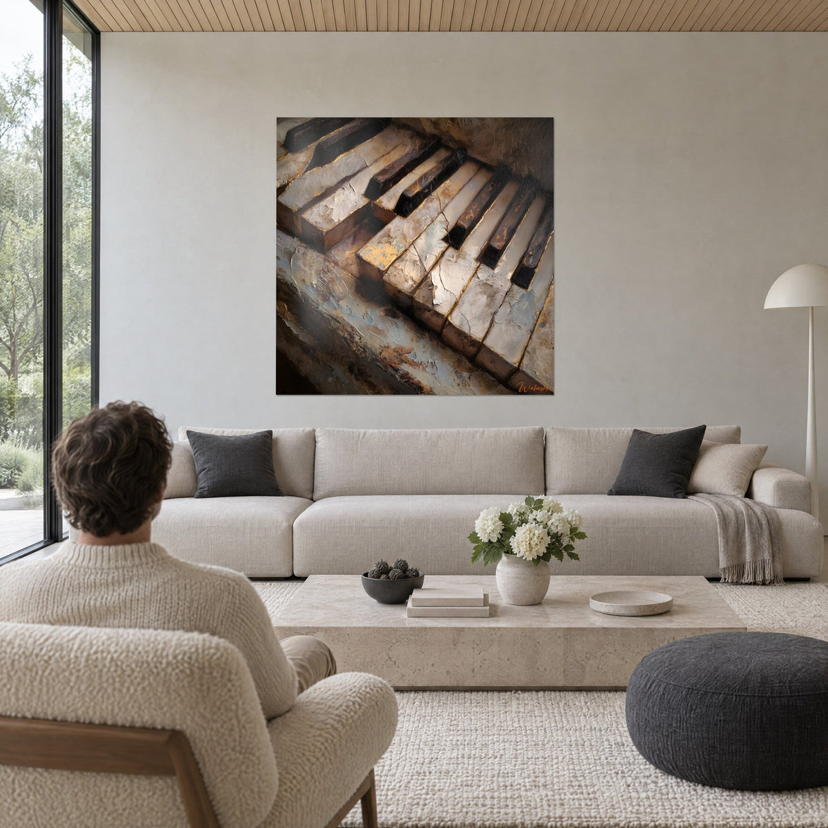 Gemälde mit rissigen Klaviertasten in goldbraunem und elfenbeinfarbenem Ton, dicke Malschicht, über einem Sofa in einem hellen Wohnzimmer