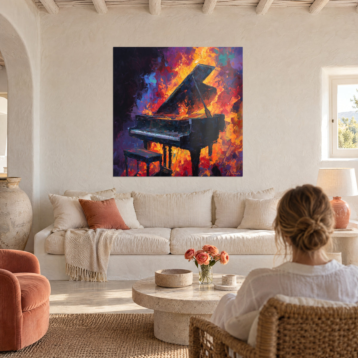 Quadro pianoforte a coda nero avvolto da fiamme arancio e viola, sopra un divano in un soggiorno luminoso