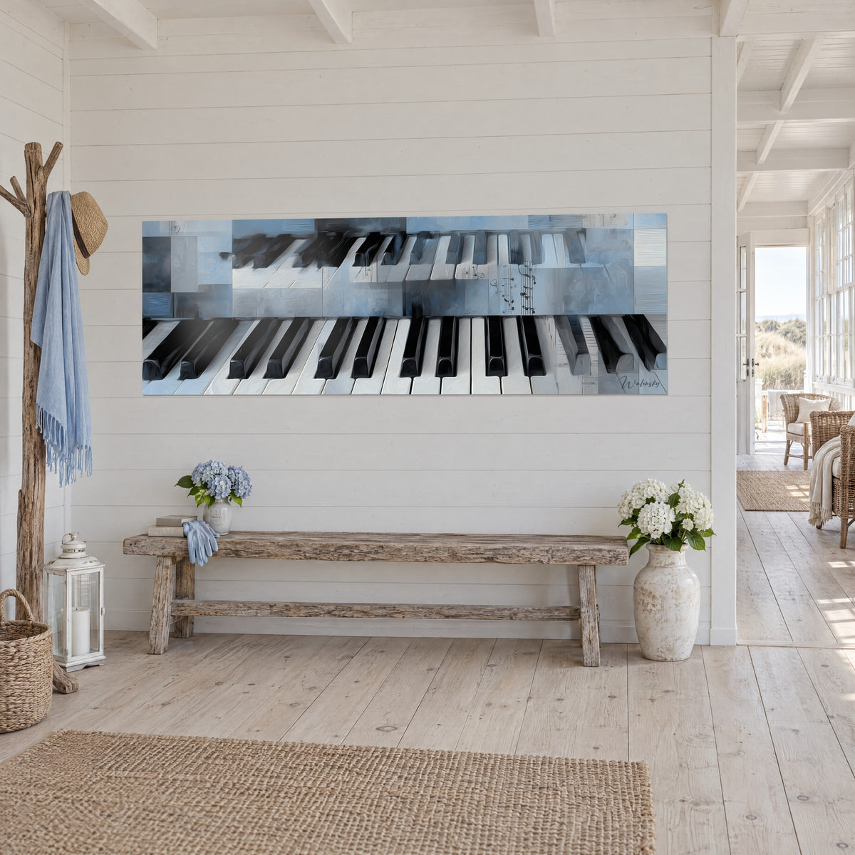 Quadro con tasti d'avorio ed ebano su sfondo blu ardesia, pentagrammi scarabocchiati, sopra una panca in legno grezzo