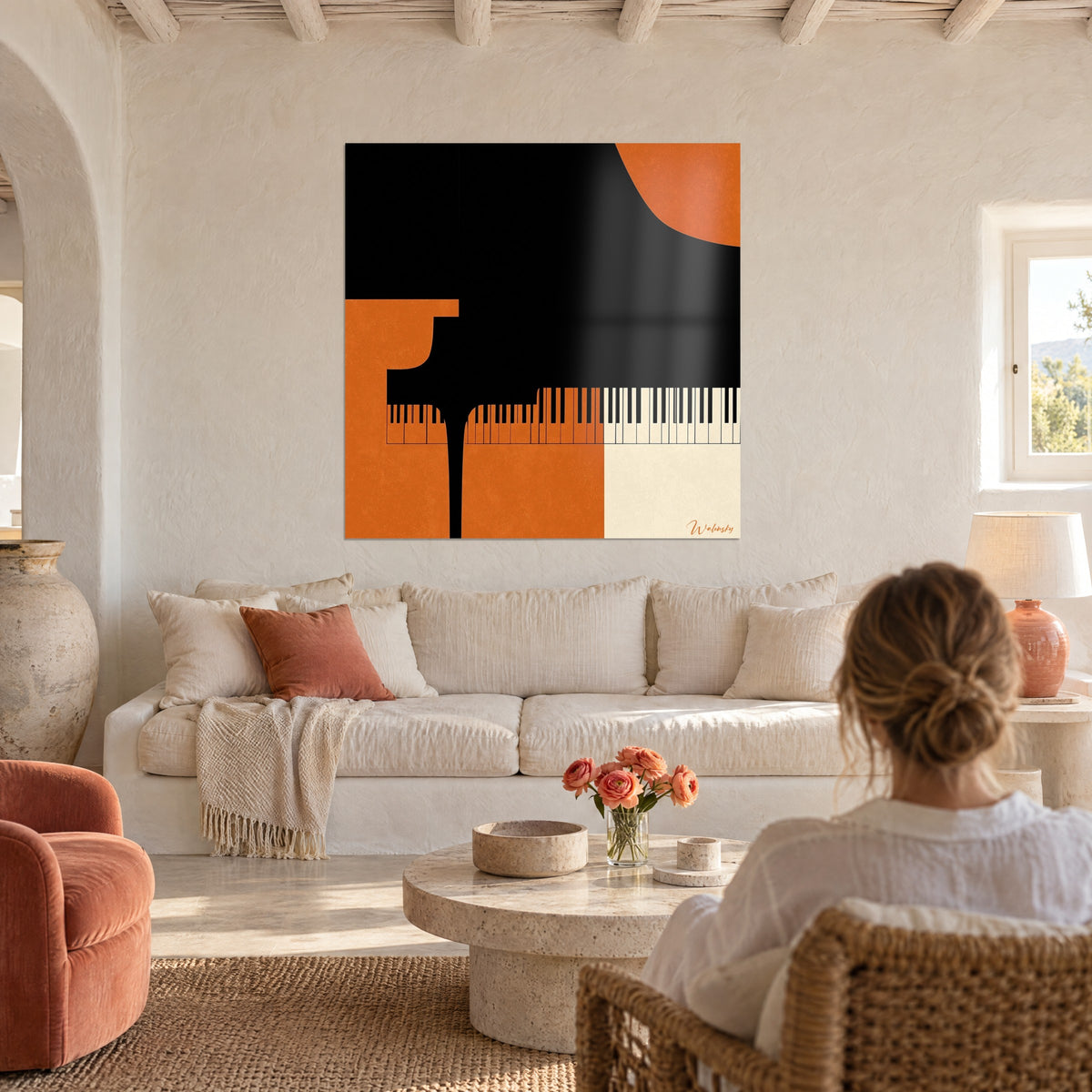 Tableau piano à queue en silhouette noire sur aplats orange et crème, clavier stylisé, une femme de dos, au-dessus d'un canapé dans un salon lumineux