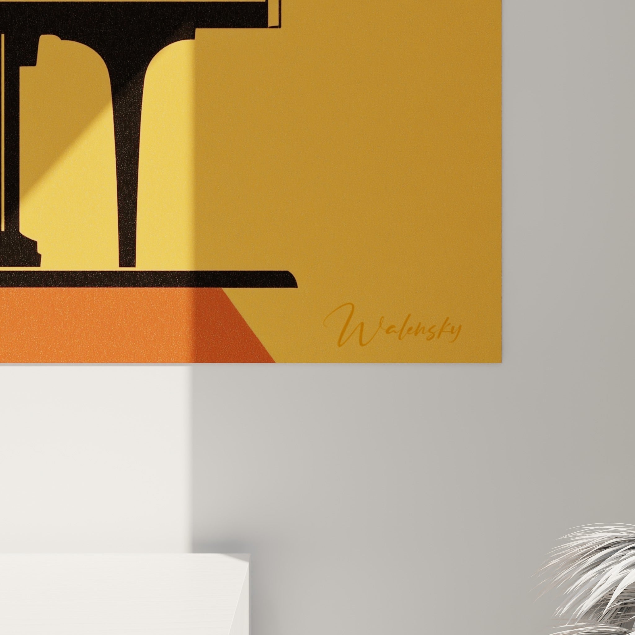 Détail du clavier et du couvercle noir aux liserés rouges, où l'aplat mat contraste avec le grain de l'orangé