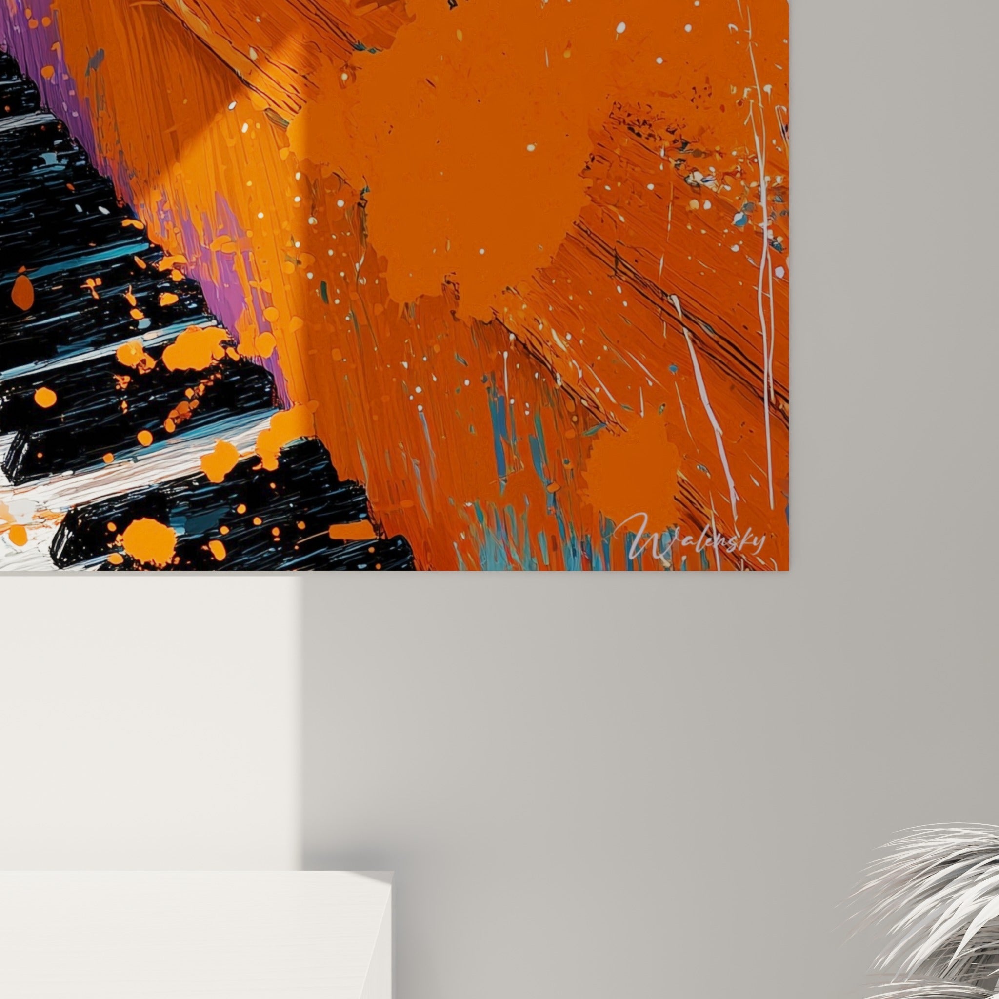 Détail du grain pictural montrant les coulures orange et les touches noires du piano se mêlant au bleu profond