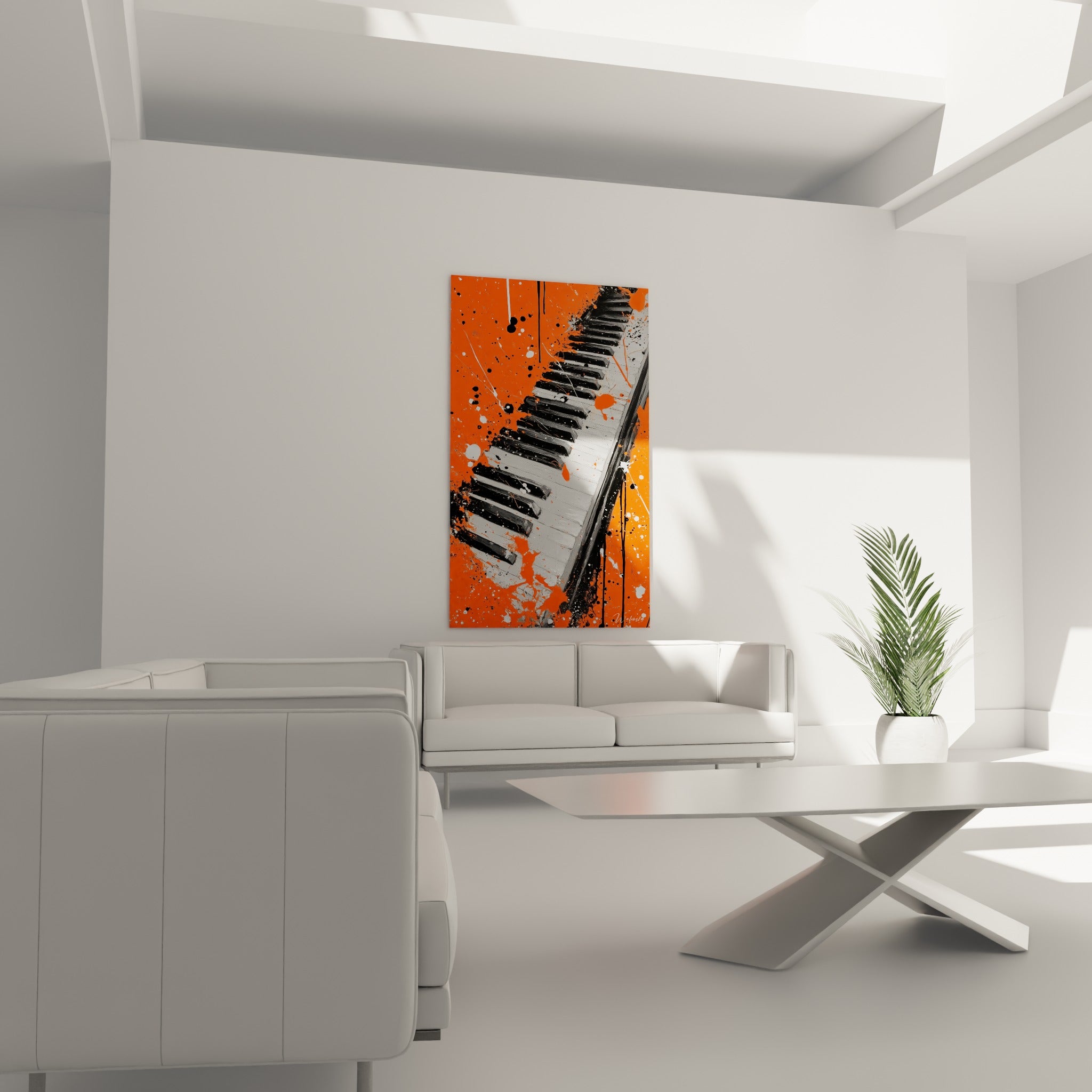 Piano stylisé aux éclaboussures orange et coulures noires, au-dessus d'un canapé dans un salon lumineux