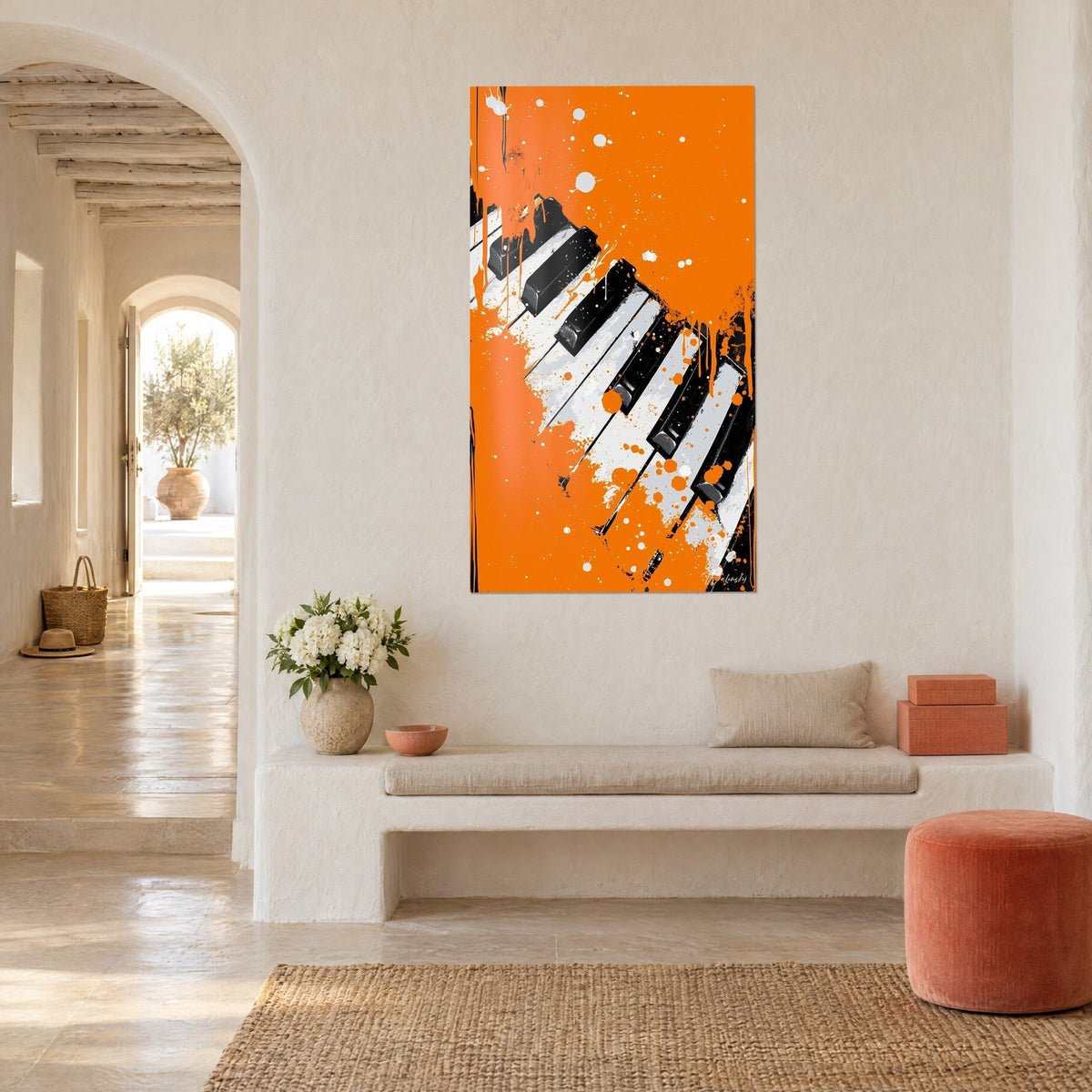 Gemälde mit einer Tastatur, bespritzt mit weißen Tropfen auf orangefarbenem Untergrund, Dreiviertelansicht, beige Bank und helle Putzwand