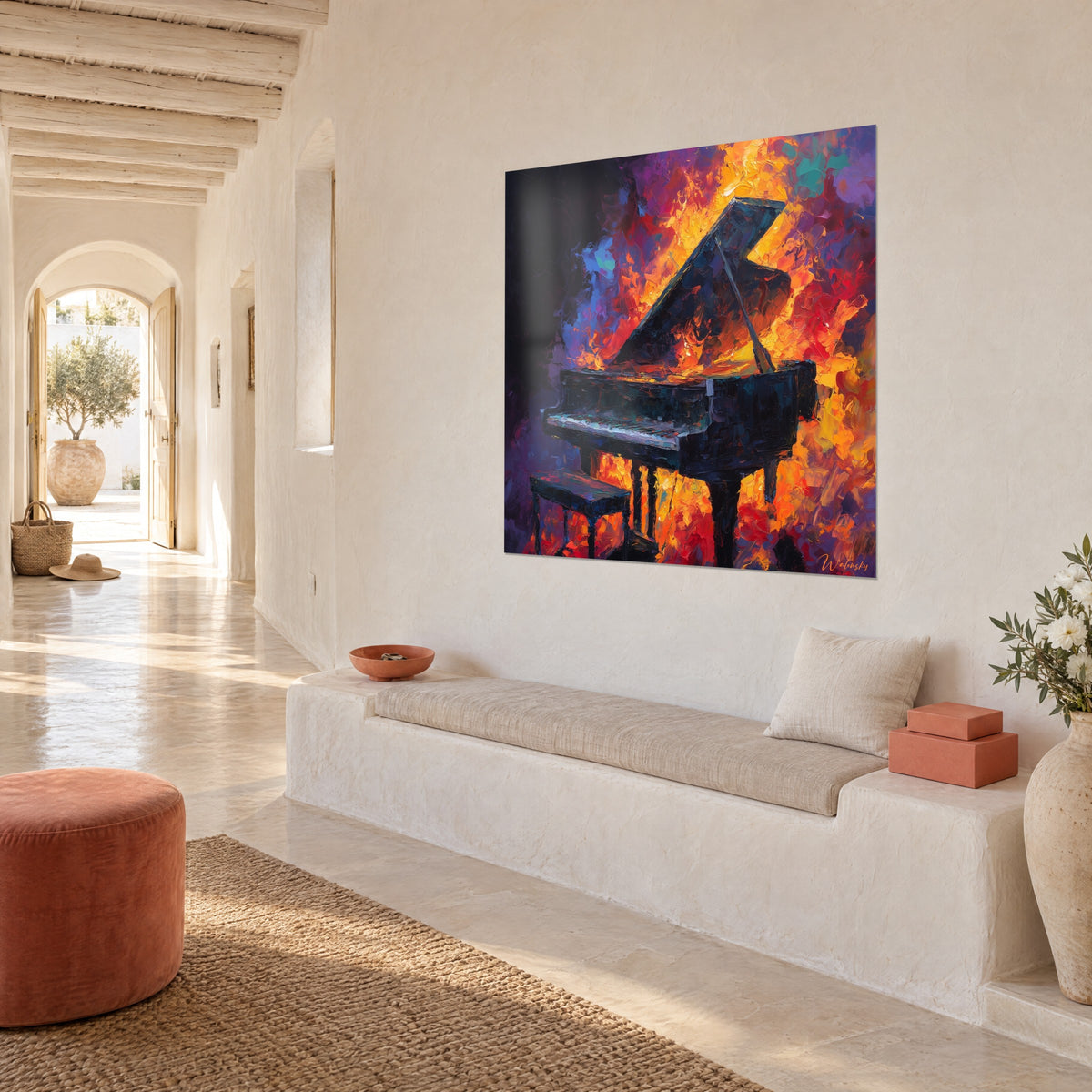 Quadro strumento musicale scuro in un rogo giallo e rosso, visto di tre quarti su un muro bianco calce