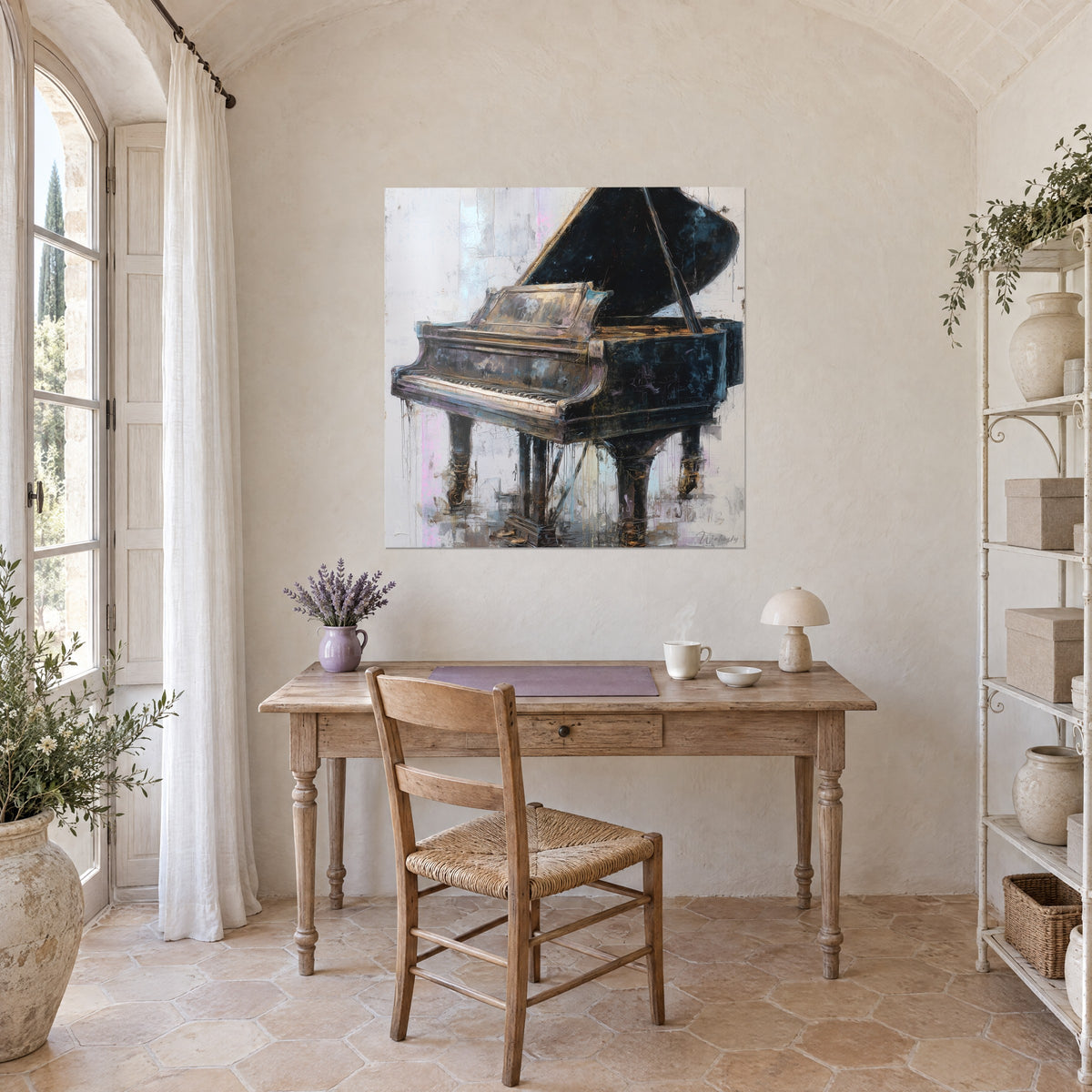Quadro pianoforte nero e oro con colature bluastre materiche, appeso sopra una scrivania in legno chiaro accanto a una sedia di paglia