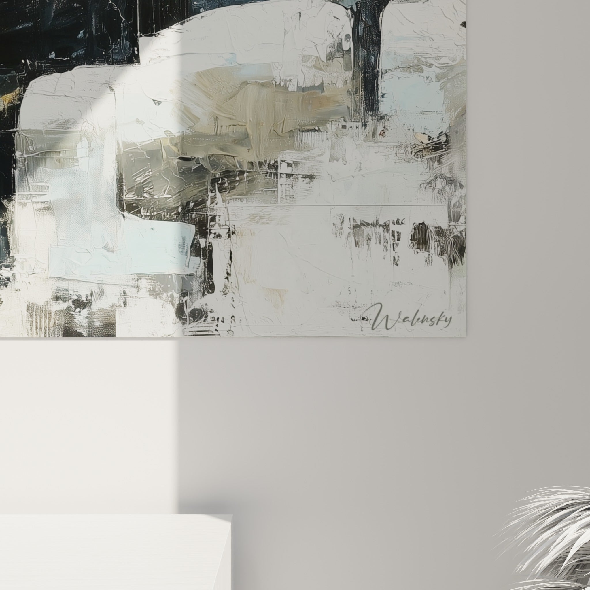 Détail des empâtements noirs et dorés du piano, grain épais et coulures sur fond bleu pastel texturé