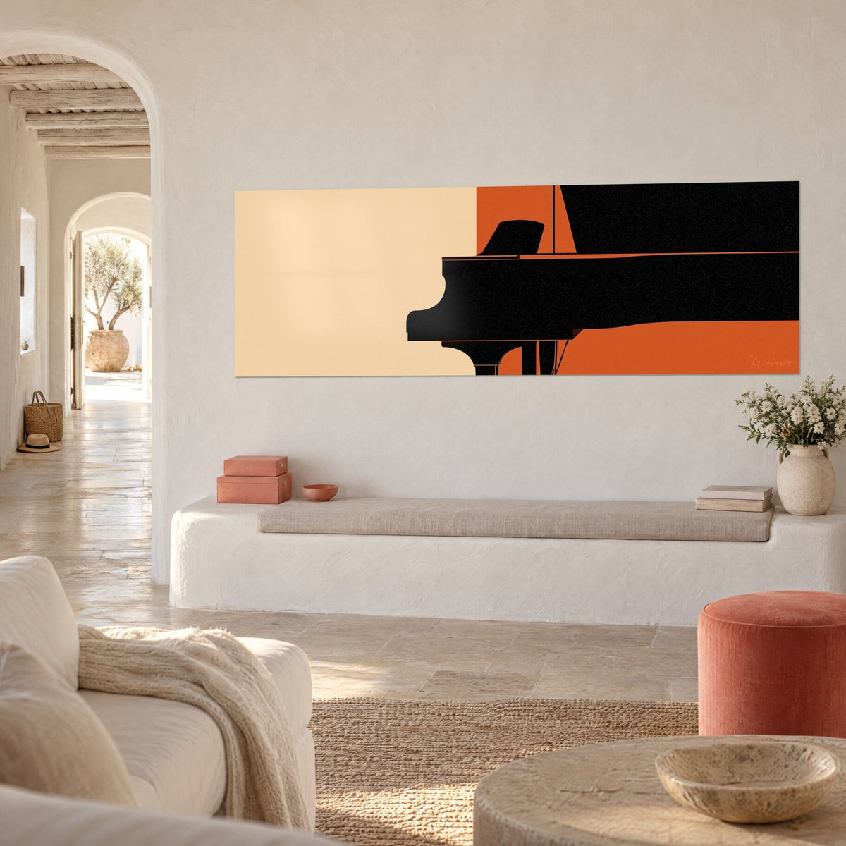 Cuadro instrumento de teclado en sombra negra, tapa abierta, tonos beige y óxido, pared blanca de una casa provenzal