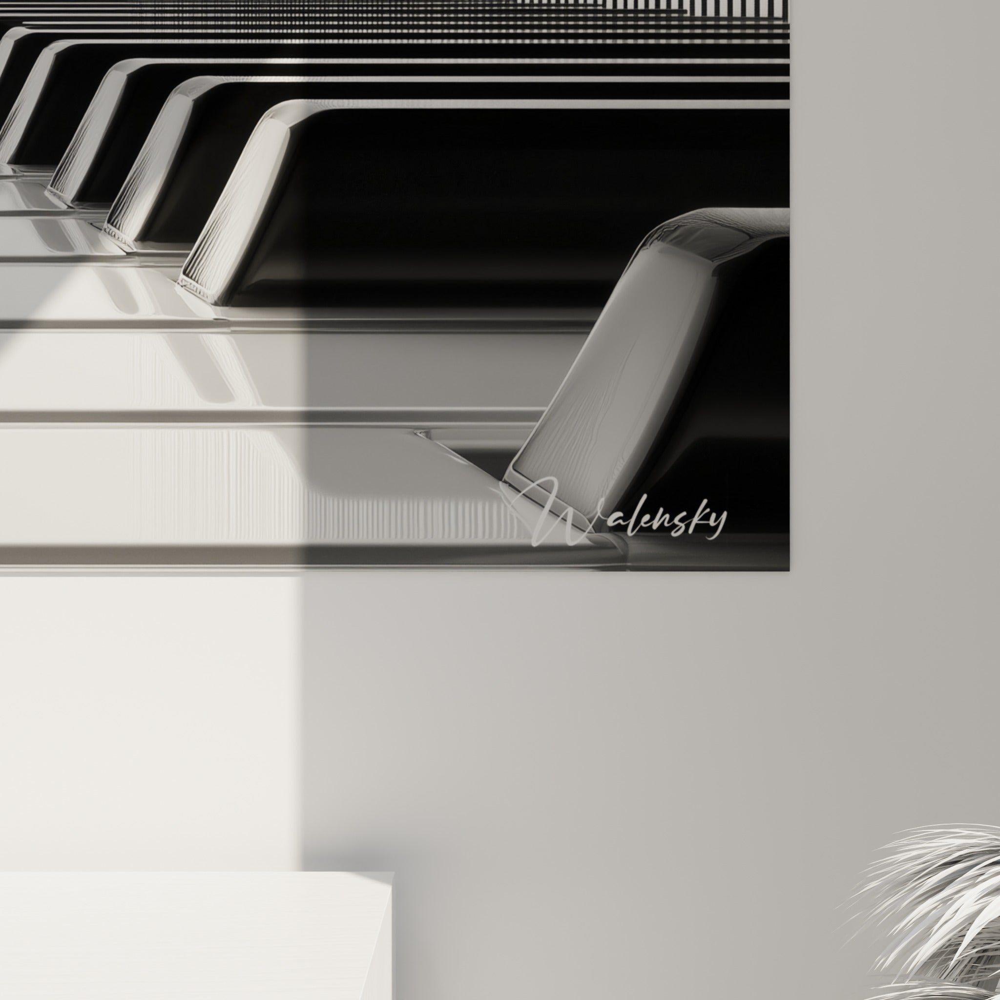 Grain des touches de piano visible de près, noir profond et blanc lumineux se touchant, lignes verticales vibrantes en arrière-plan