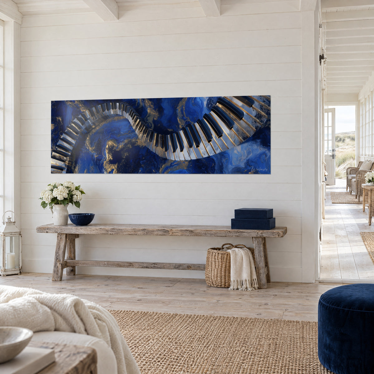 Schilderij ivoren en zwarte toetsen in een spiraal op een indigokleurige achtergrond met gouden aderen, drie kwart aanzicht, boven een console van ruw hout