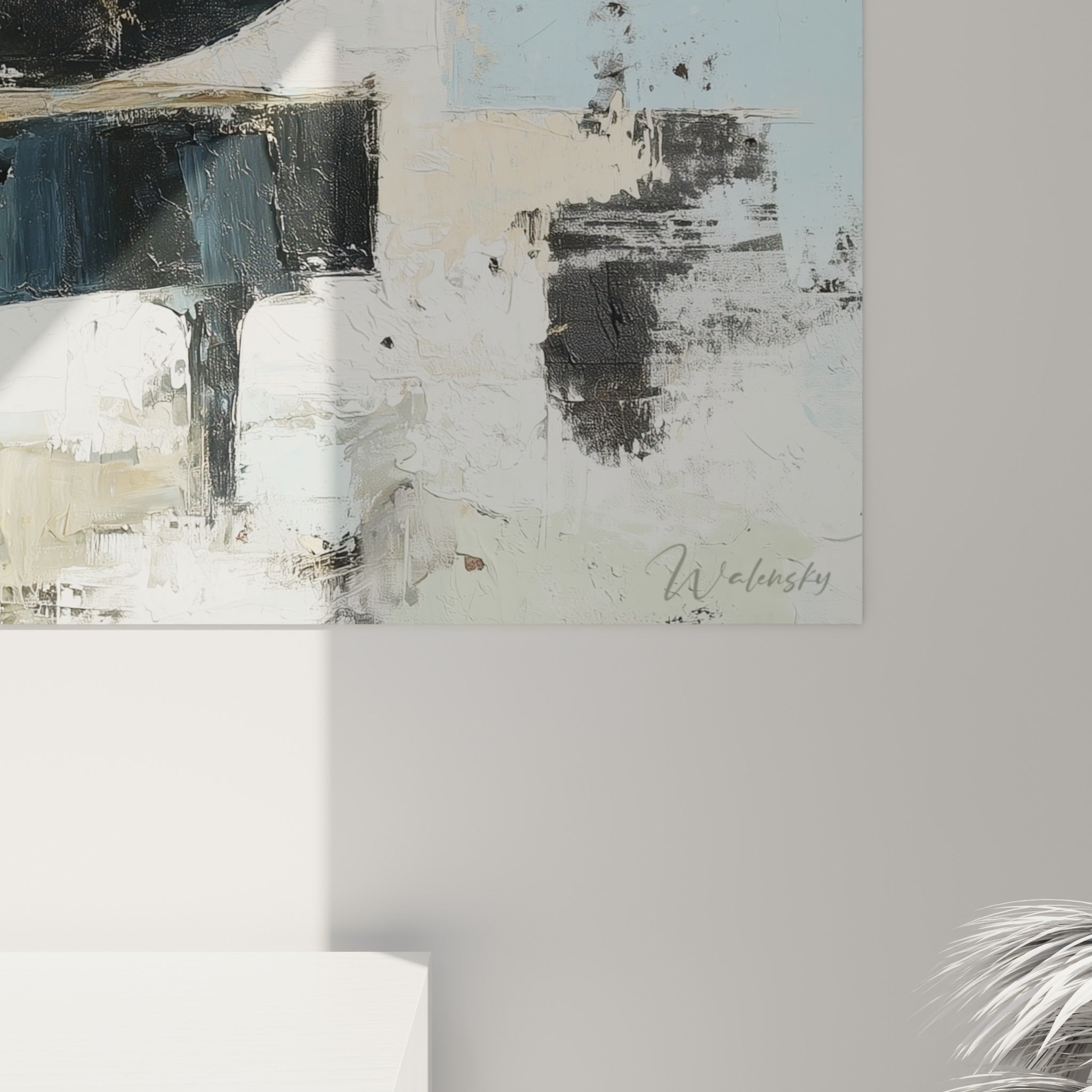 Empâtements noirs et coulures ocre se mêlant au grain de la toile, matière dense et relief prononcé