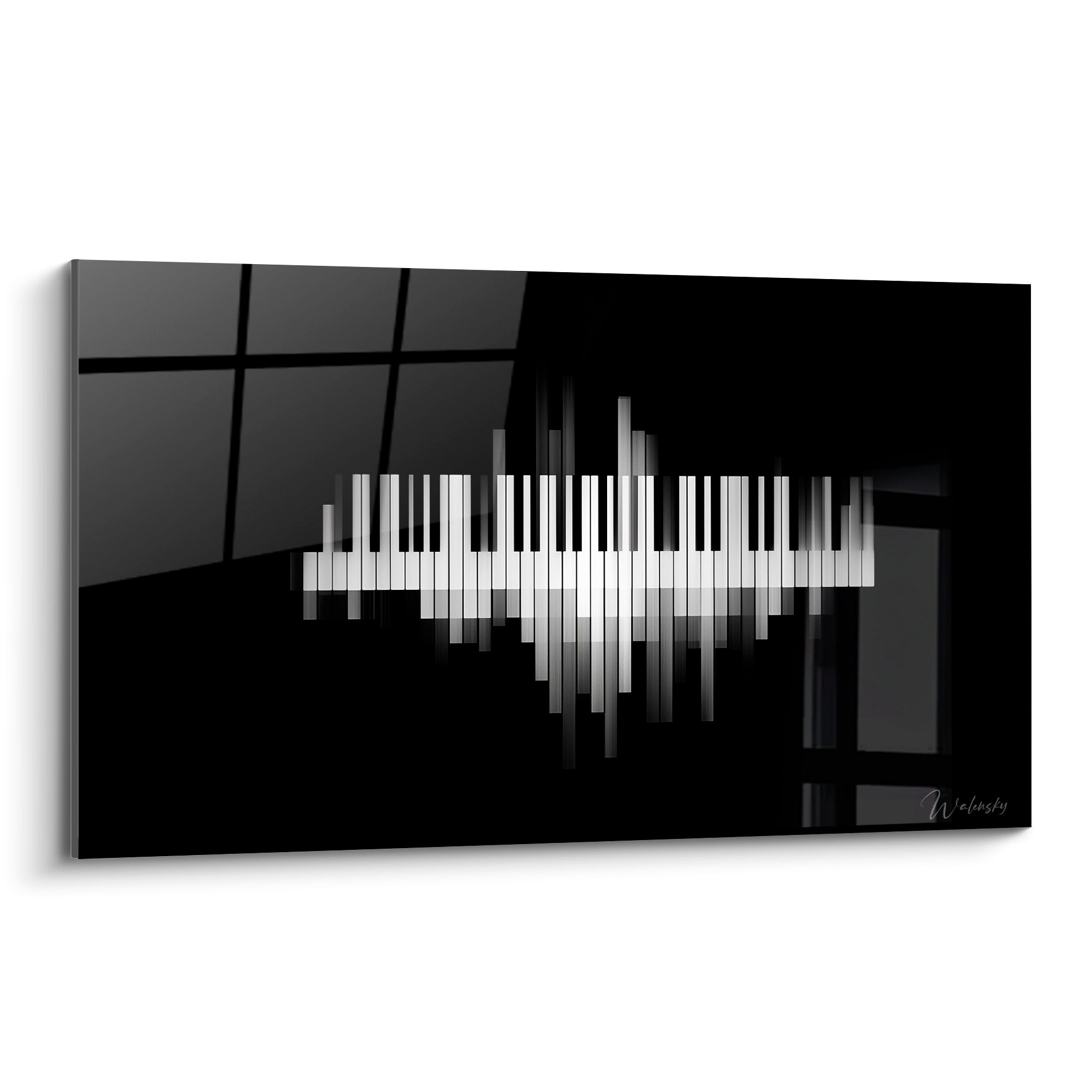 Clavier de piano étiré en noir profond et blanc pur, composition graphique évoquant une vibration sonore