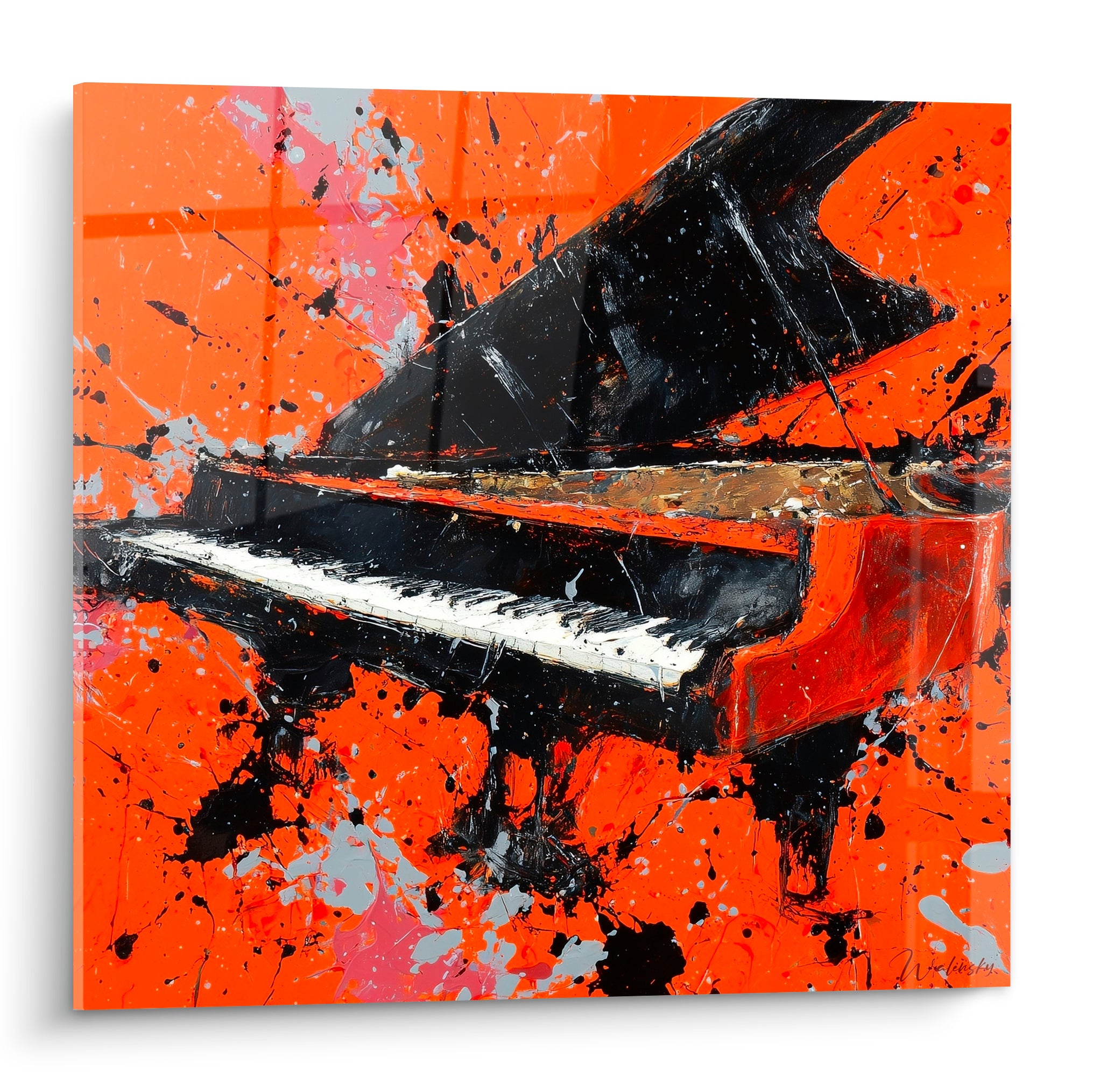 Piano à queue noir aux touches blanches sur fond orange éclaboussé de gris et de noir