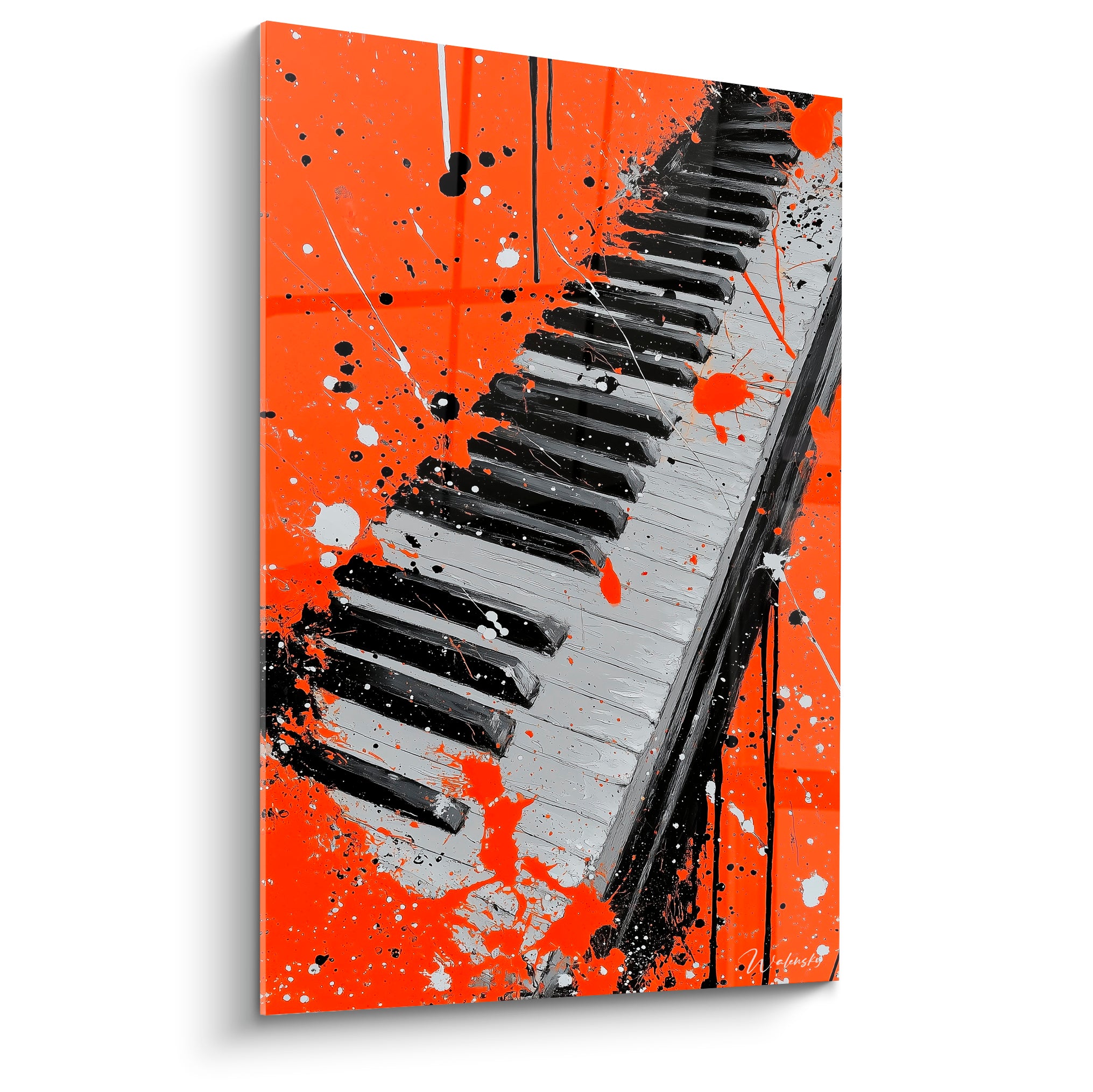 Clavier de piano en noir et blanc éclaboussé d'orange vif, composition diagonale expressive et vibrante
