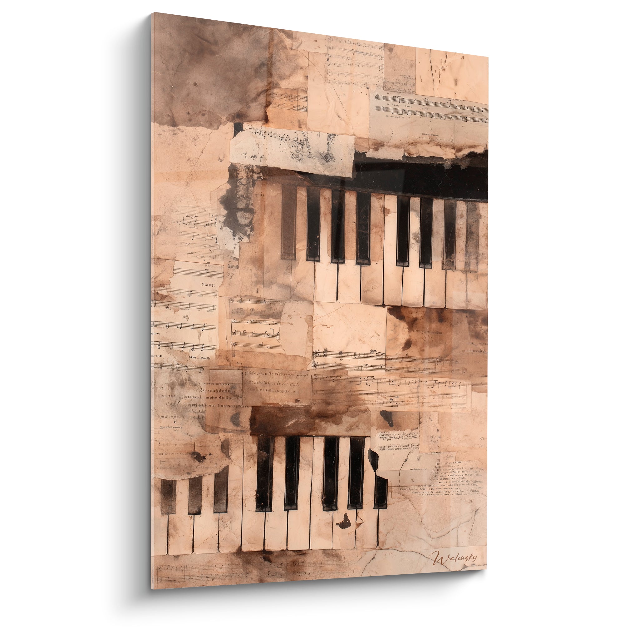 Clavier de piano en noir et beige surgissant de partitions sépia déchirées et tachées