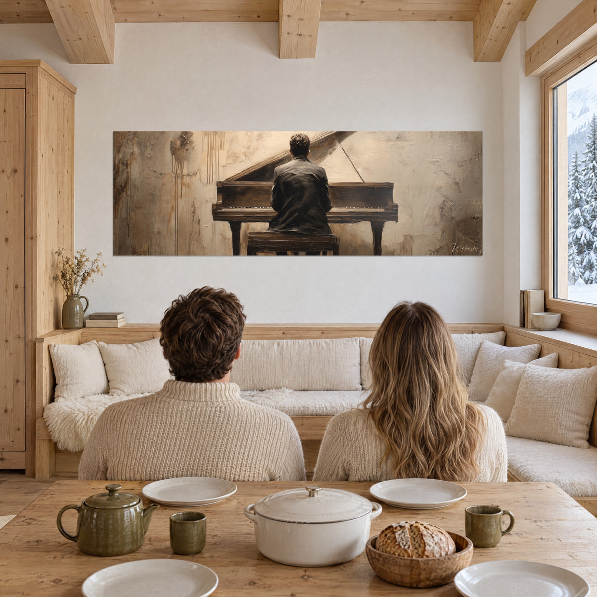 Cuadro hombre ante el piano de cola, tonos caramelo y ébano, tapa levantada, frente a un sofá de madera clara del chalet