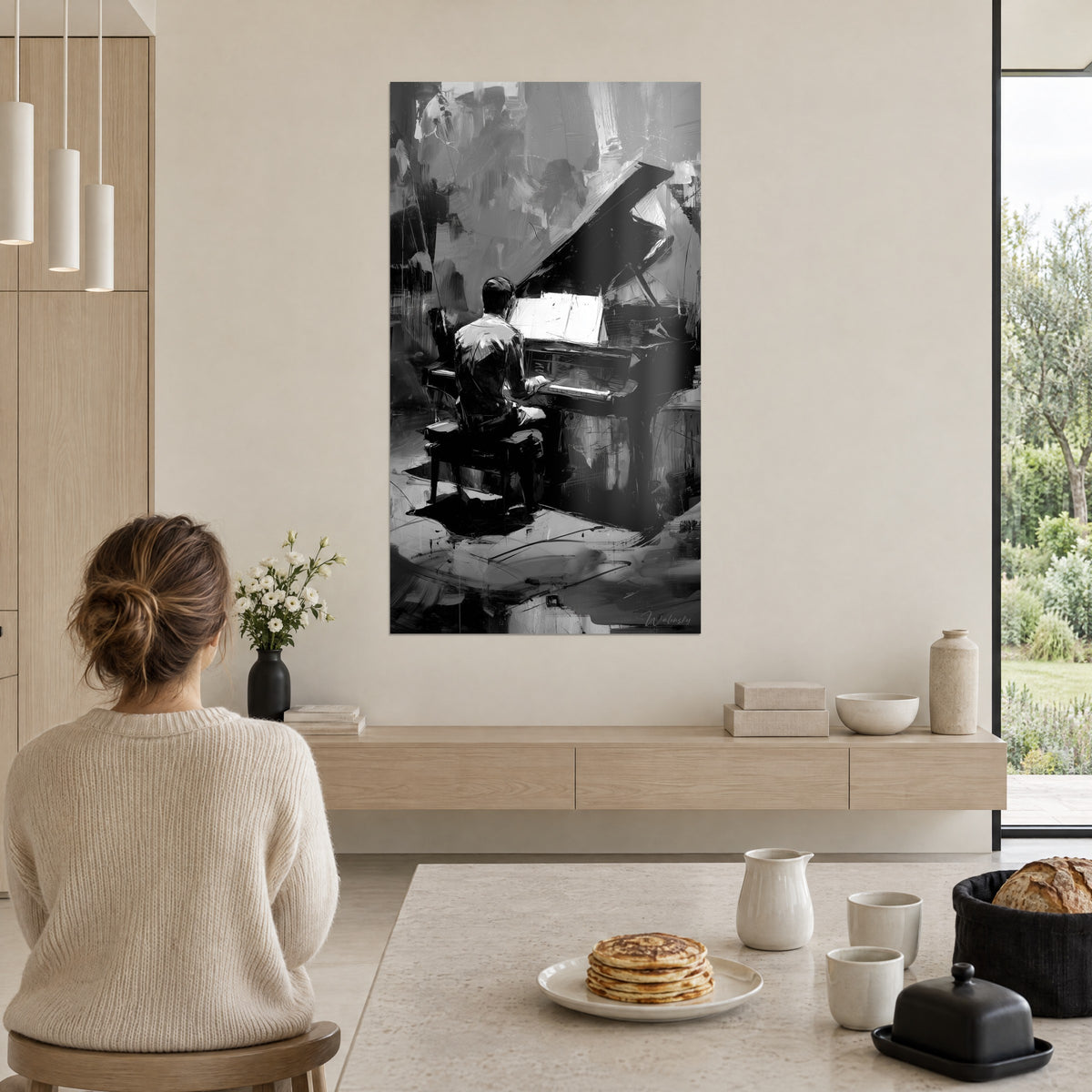 Quadro pianoforte a coda e pianista in chiaroscuro, lavaggi grigi e nero profondo, donna di spalle con chignon, soggiorno aperto su un giardino verde