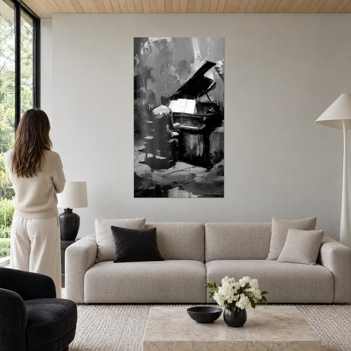 Quadro pianista solitario in bianco e nero, pianoforte a coda nero e spartiti bianchi, donna di spalle, sopra un divano in un soggiorno luminoso