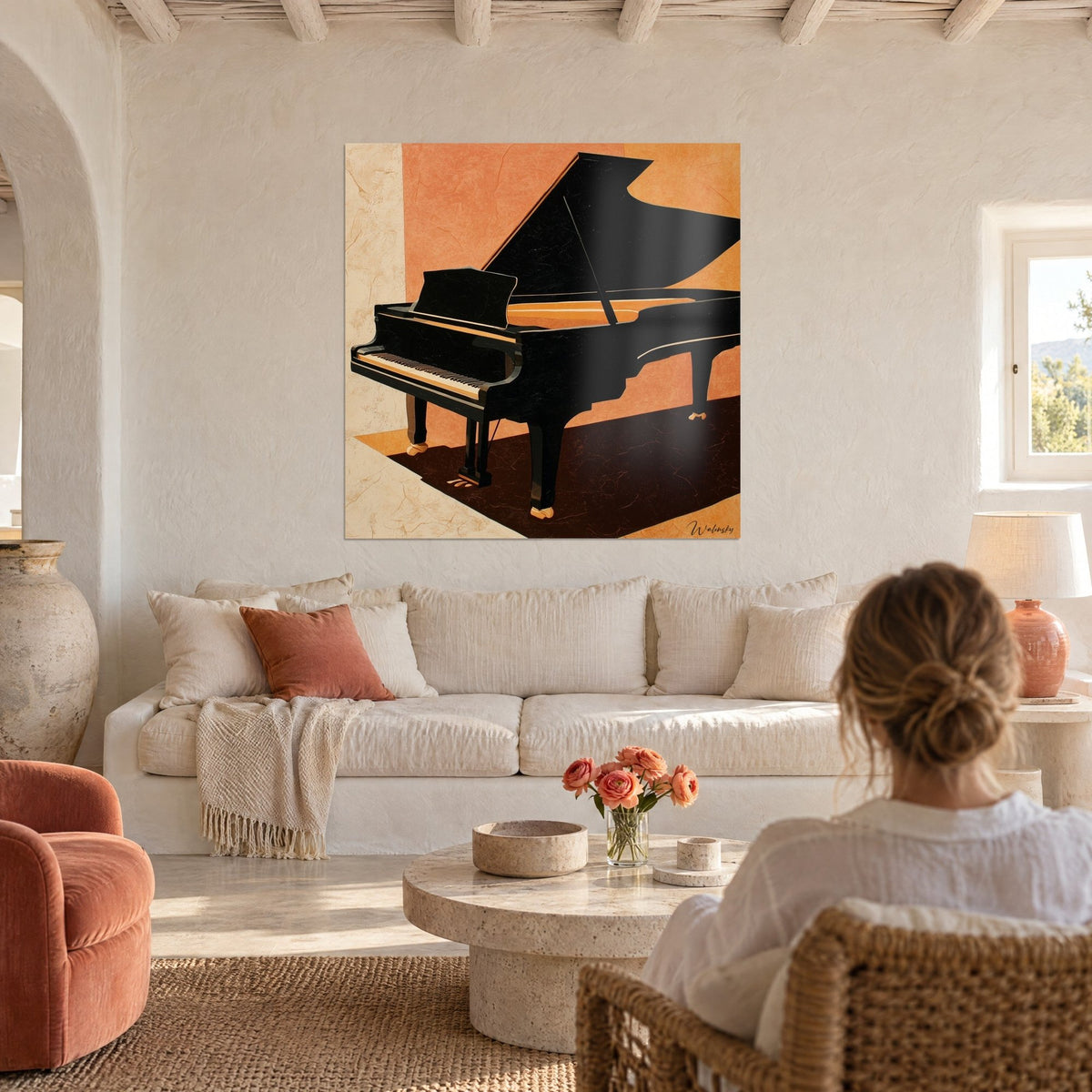 Schilderij zwart gelakte vleugel, deksel open tegen een terracotta en okerkleurige achtergrond, vrouw van achteren, boven een bank in een lichte woonkamer