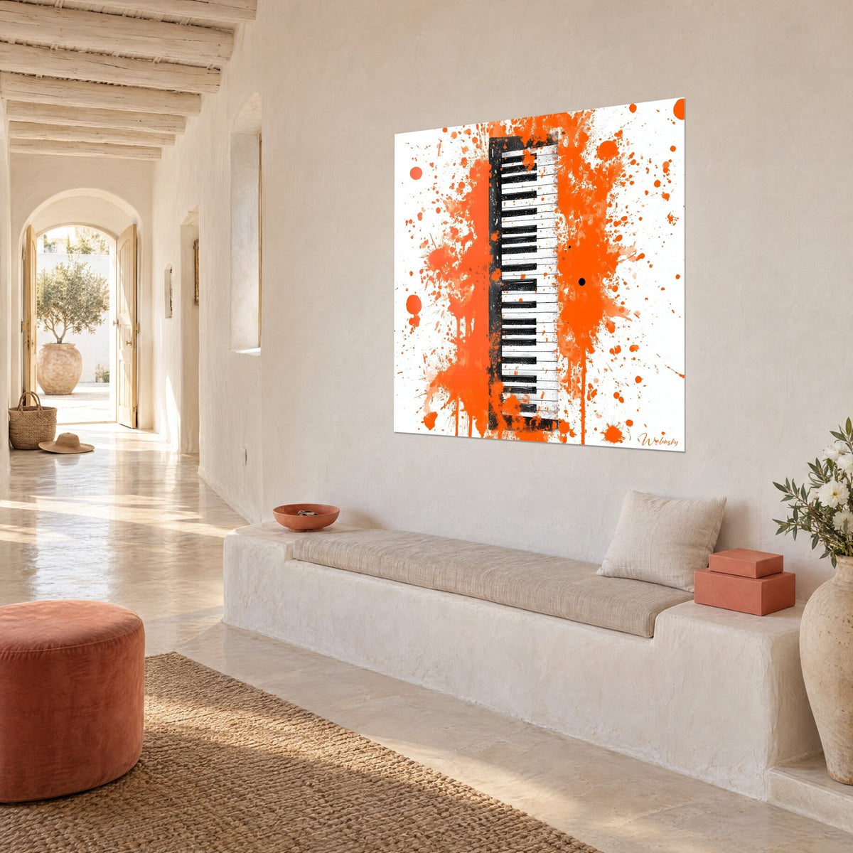 Tableau touches d'ivoire et d'ébène sous des giclées orange, vu de trois-quarts sur un mur crème, banquette de pierre blanche