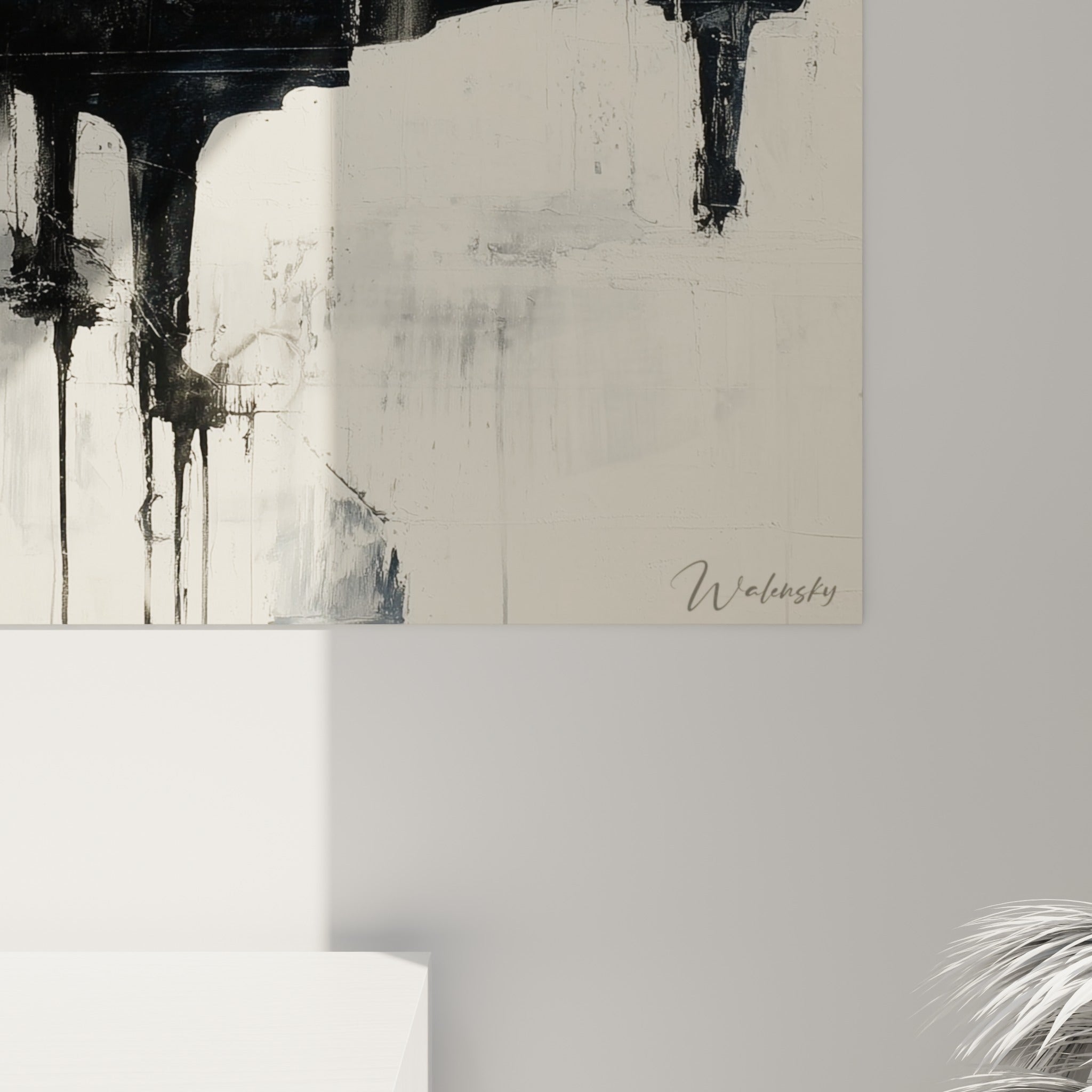 Empâtements noirs et coulures grises sur toile ivoire, matière épaisse et grain visible de la peinture