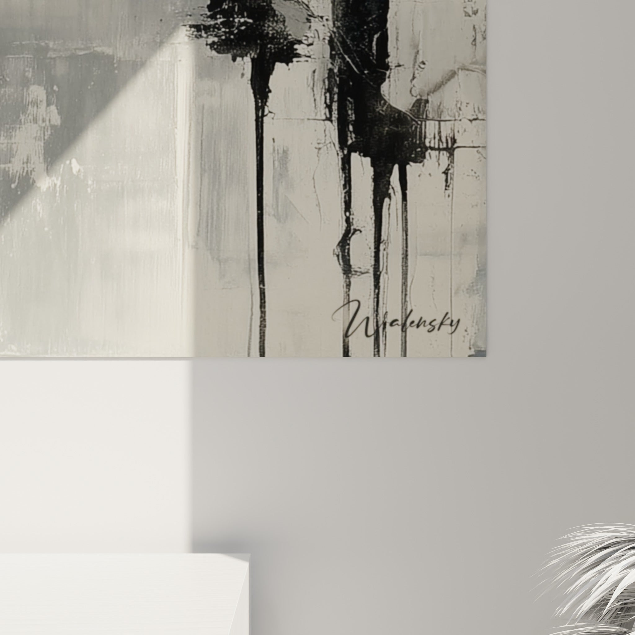 Empâtements noirs et gris anthracite visibles de près, grain de la toile et coulures d'encre sur fond blanchi